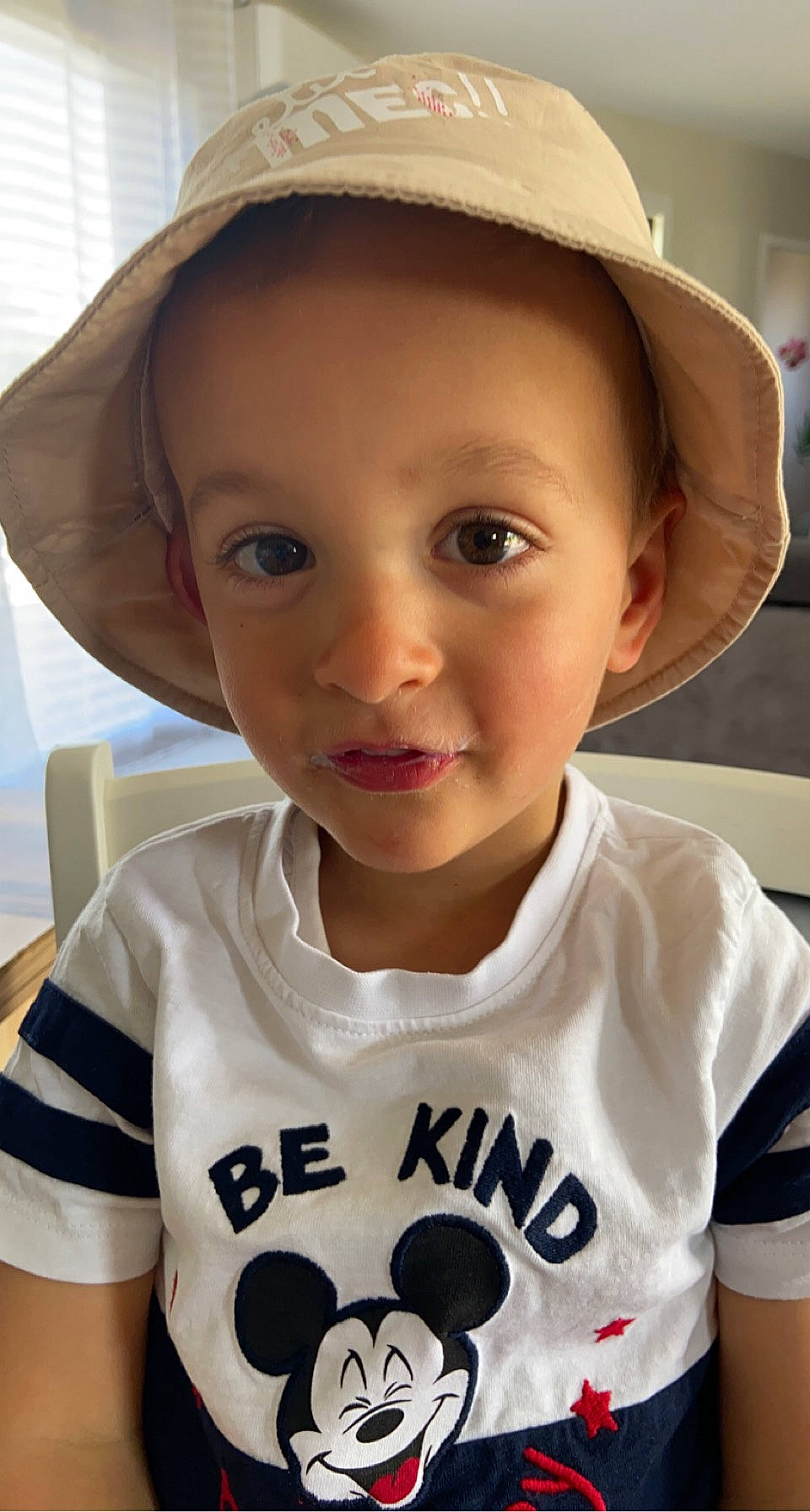 Giovanni participe au concours pour gagner de l'argent avec cette photo : blue, cheek, chin, eye, eyebrow, face, facial_expression, forehead, hair, hairstyle, hat, human, lip, mouth, nose, organ, person, photograph, skin, smile