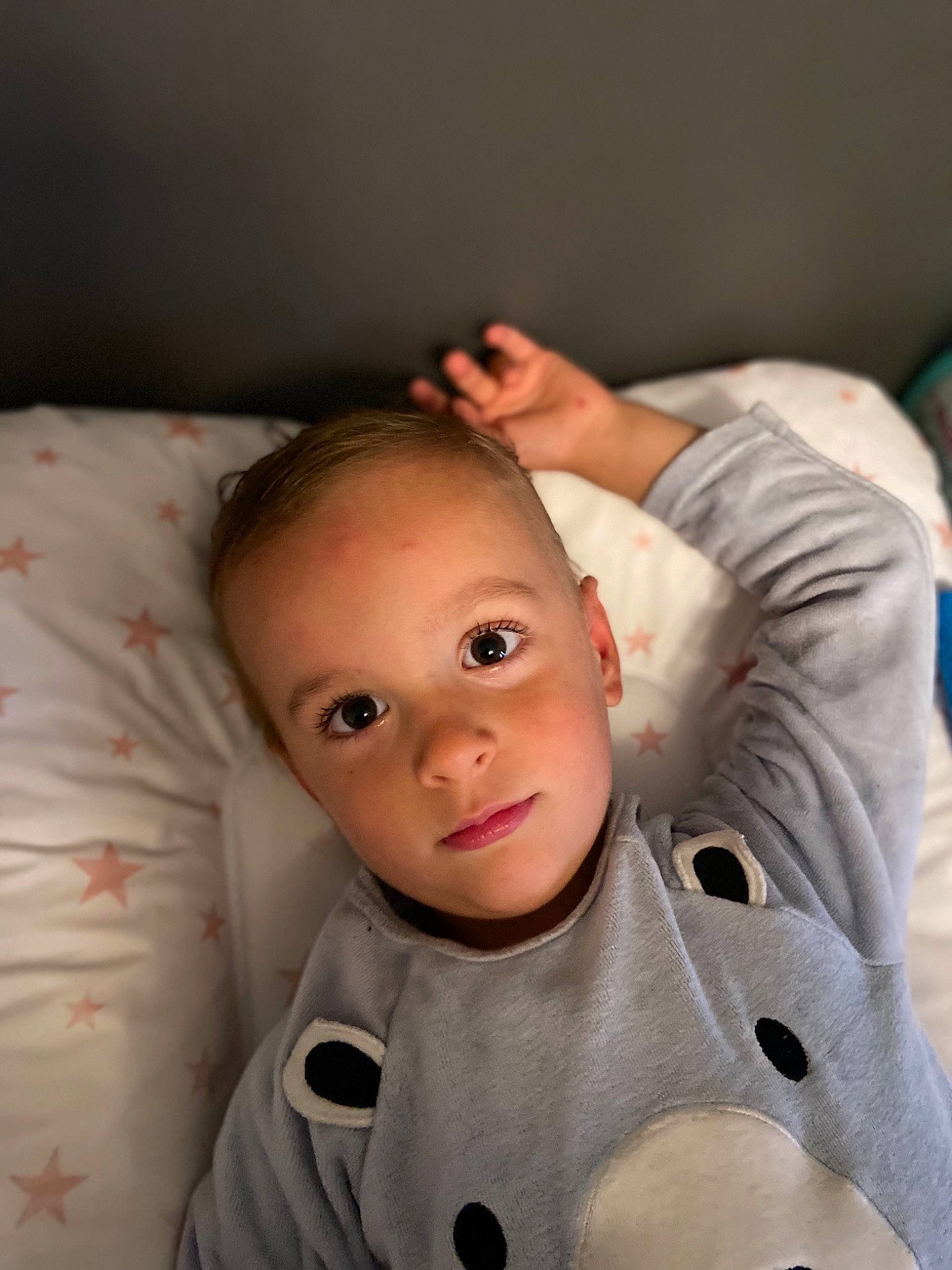 Giovanni a rejoint le concours — aidez-le/la à gagner de superbes lots ! baby, baby_toddler_clothing, cheek, child, comfort, eye, eyelash, finger, fun, gesture, happy, iris, lip, nose, person, sitting, skin, sleeve, smile, thumb