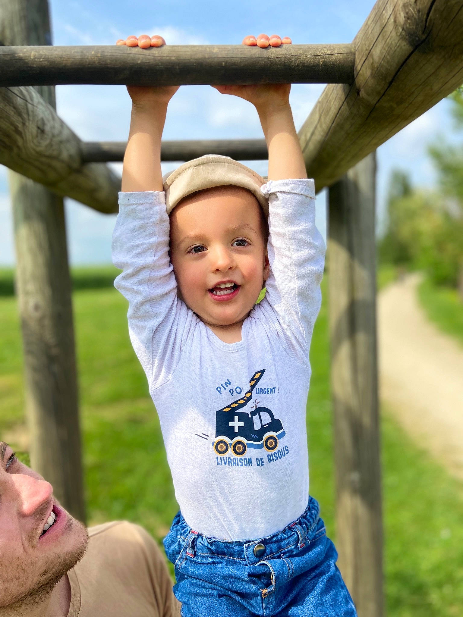 Giovanni participe au concours pour gagner de l'argent avec cette photo : arm, clothing, face, flash_photography, hand, happy, head, headwear, jeans, light, mammal, people_in_nature, person, photograph, plant, skin, sky, smile, standing, swing