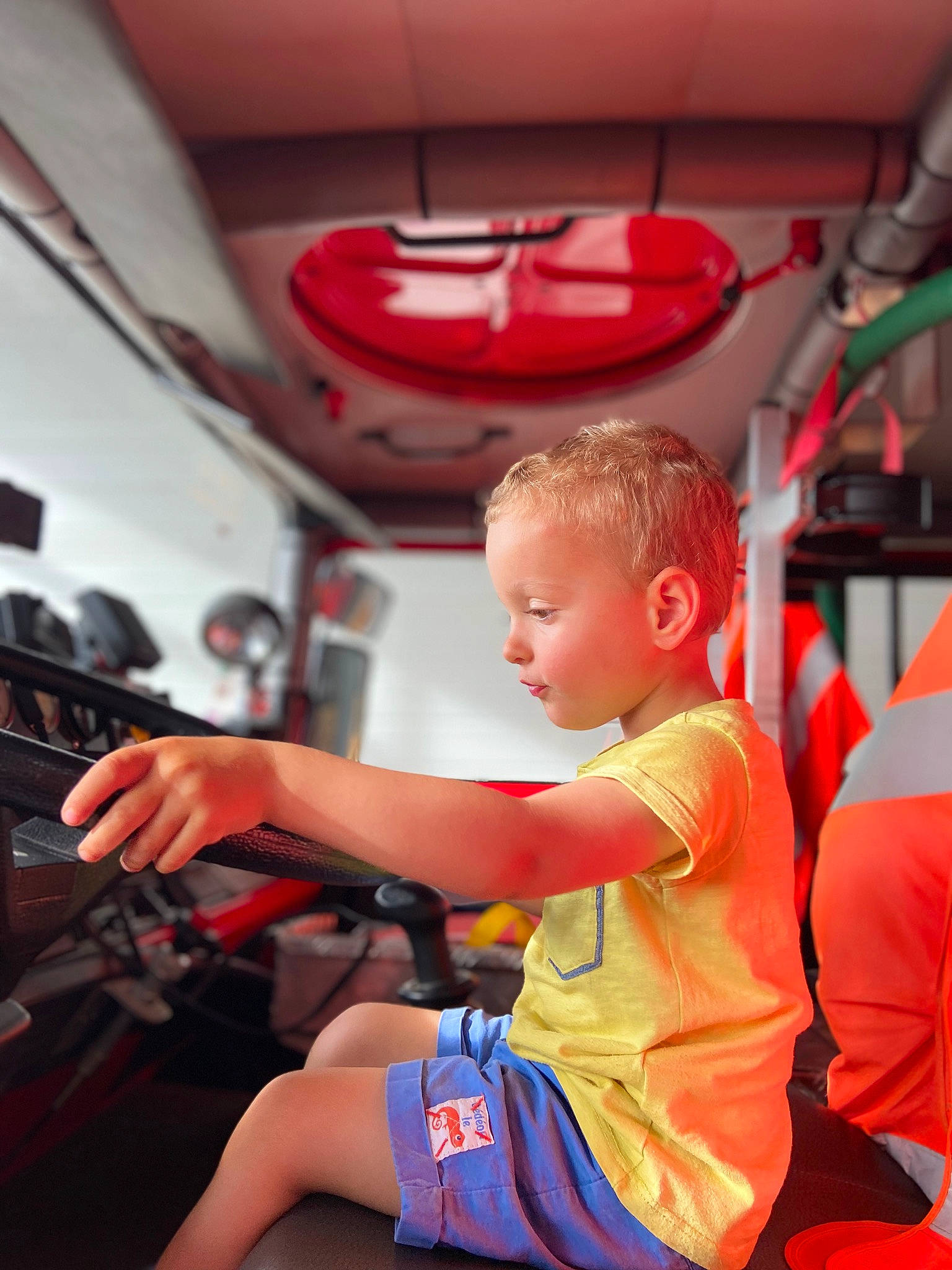 Giovanni a rejoint le concours — aidez-le/la à gagner de superbes lots ! arm, automotive_design, automotive_exterior, bumper, child, event, family_car, fun, leisure, motor_vehicle, orange, person, recreation, red, shorts, steering_wheel, t_shirt, toddler, vehicle, vehicle_door