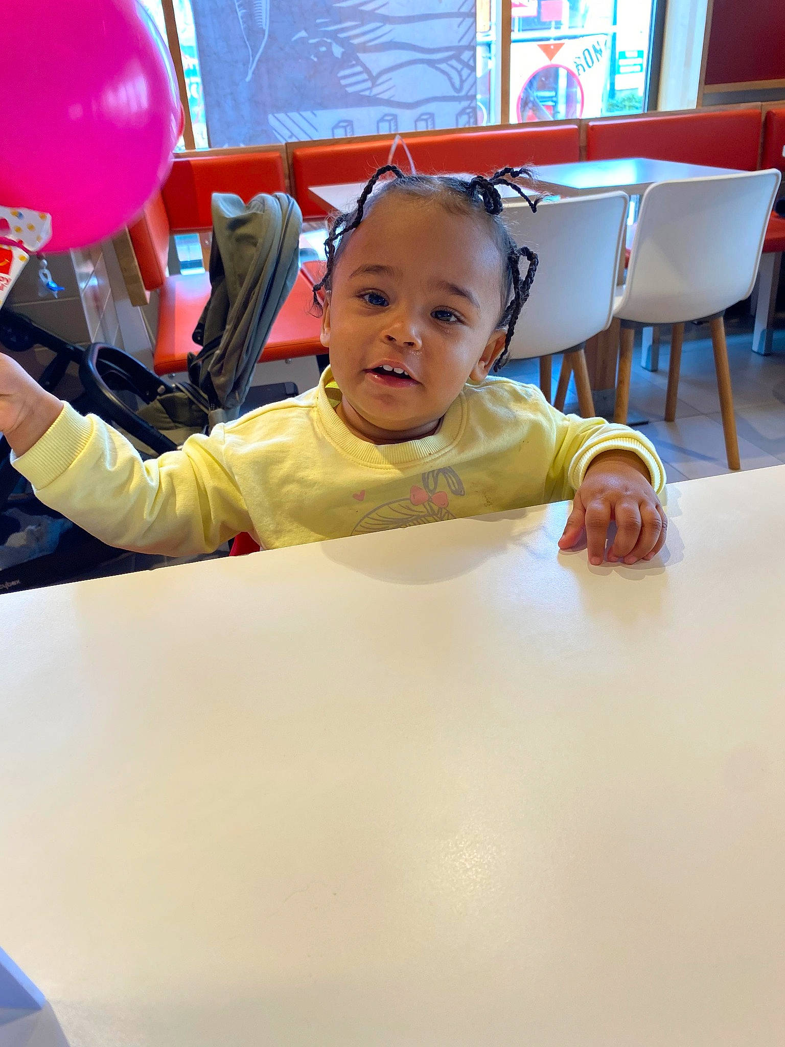 Kaïna a rejoint le concours — aidez-le/la à gagner de superbes lots ! baby, baby_toddler_clothing, balloon, chair, child, desk, event, flooring, fun, happy, leisure, party_supply, person, play, recreation, room, sitting, t_shirt, table, toddler