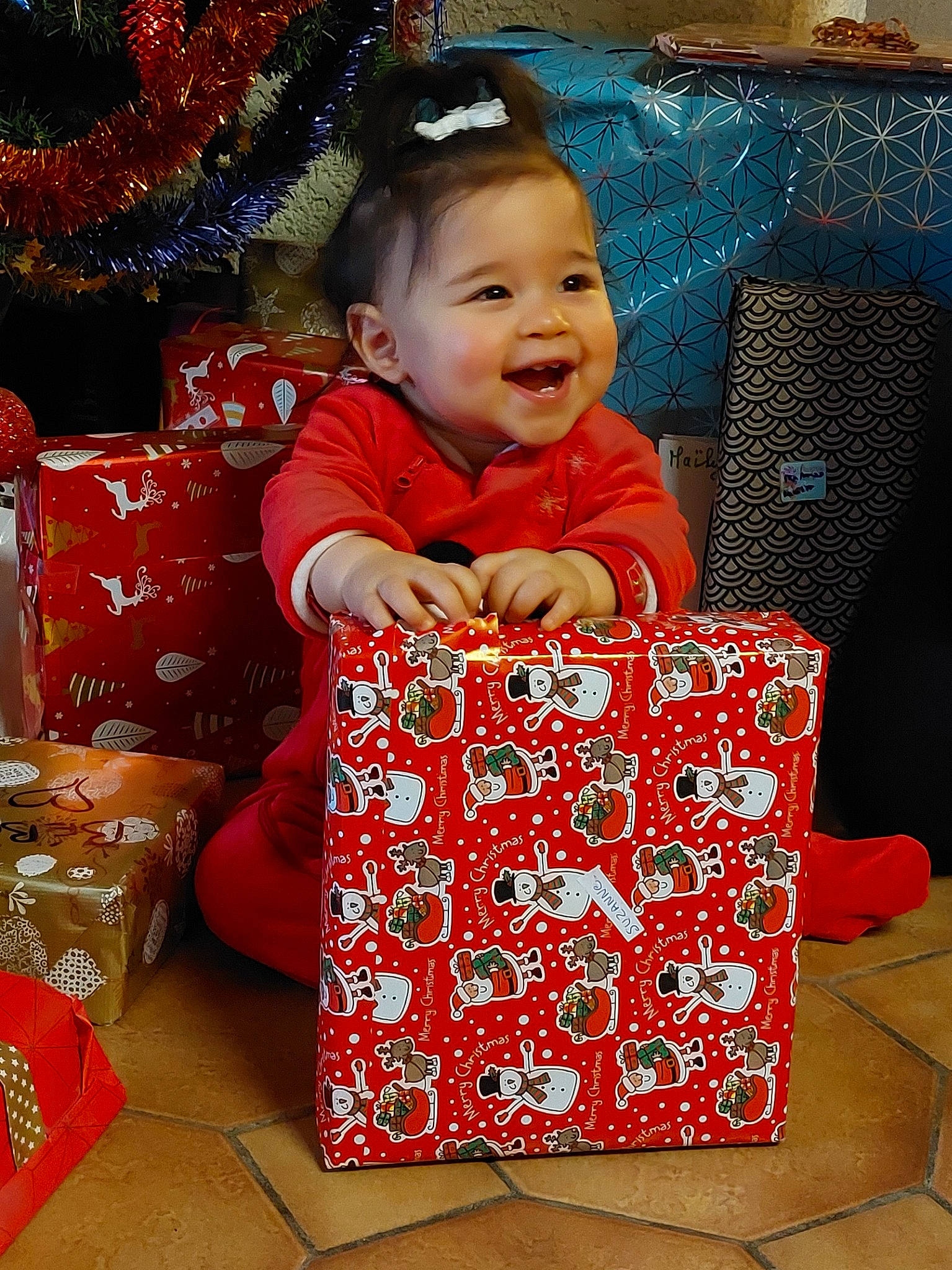 Maïlys a rejoint le concours — aidez-le/la à gagner de superbes lots ! baby, baby_toddler_clothing, child, christmas_tree, design, event, facial_expression, fun, happy, holiday, pattern, person, photograph, product, red, sitting, sleeve, smile, textile, toddler