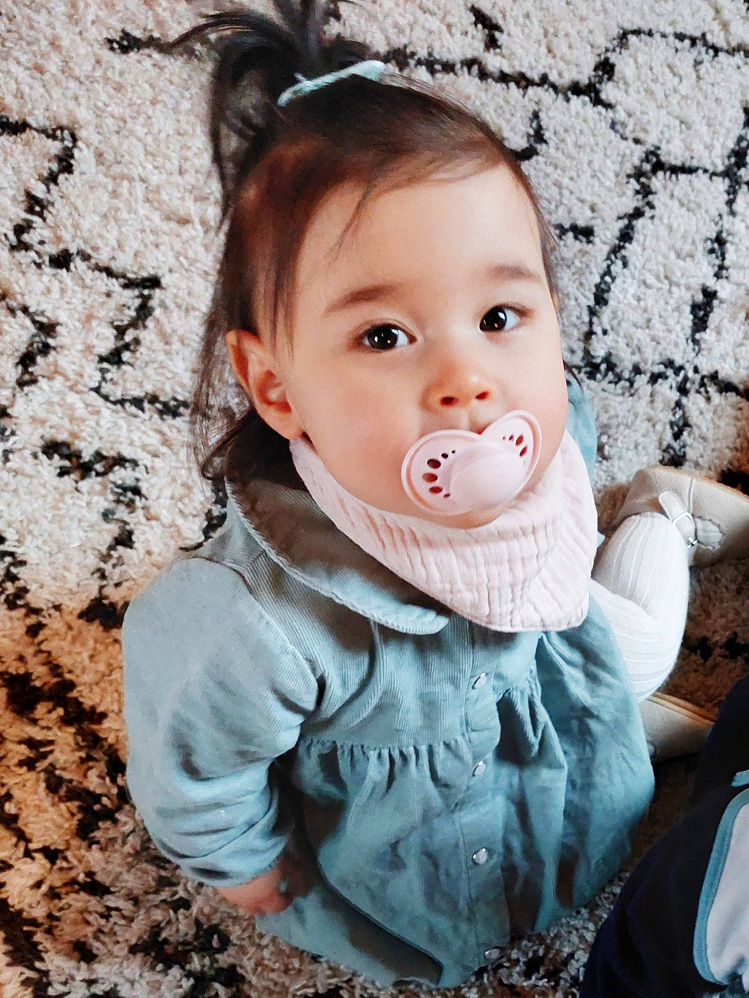 Maïlys participe au concours pour gagner de l'argent avec cette photo : baby, baby_toddler_clothing, cheek, eye, eyelash, flash_photography, grass, hairstyle, happy, head, headgear, iris, lip, neck, nose, people, person, skin, sleeve, t_shirt