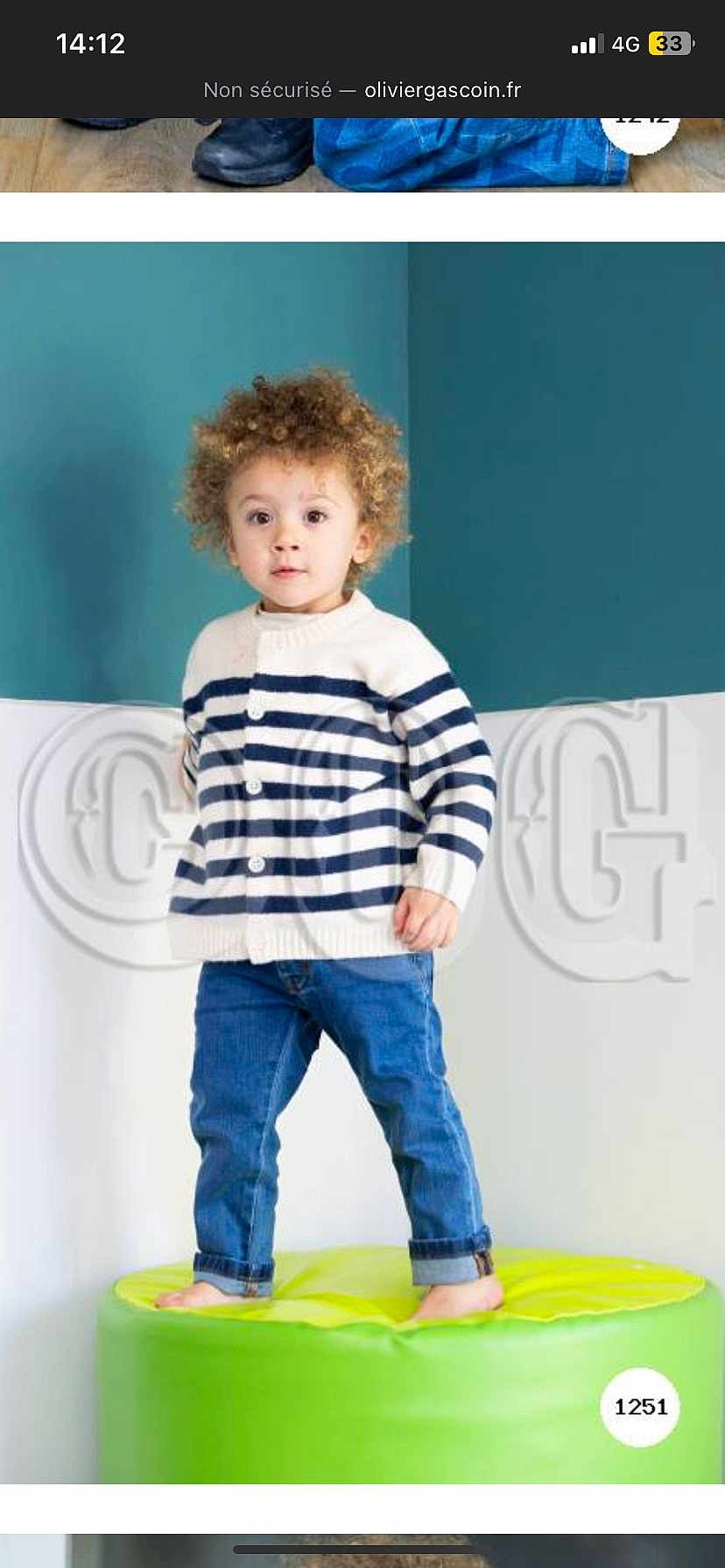 Jayden a rejoint le concours — aidez-le/la à gagner de superbes lots ! toddler, child, curly_hair, striped_sweater, jeans, barefoot, green_cushion, indoor, standing, curious, light_skin, blue_wall, white_wall, casual_clothing, portrait, young_child, cute, home, cushion, fashion