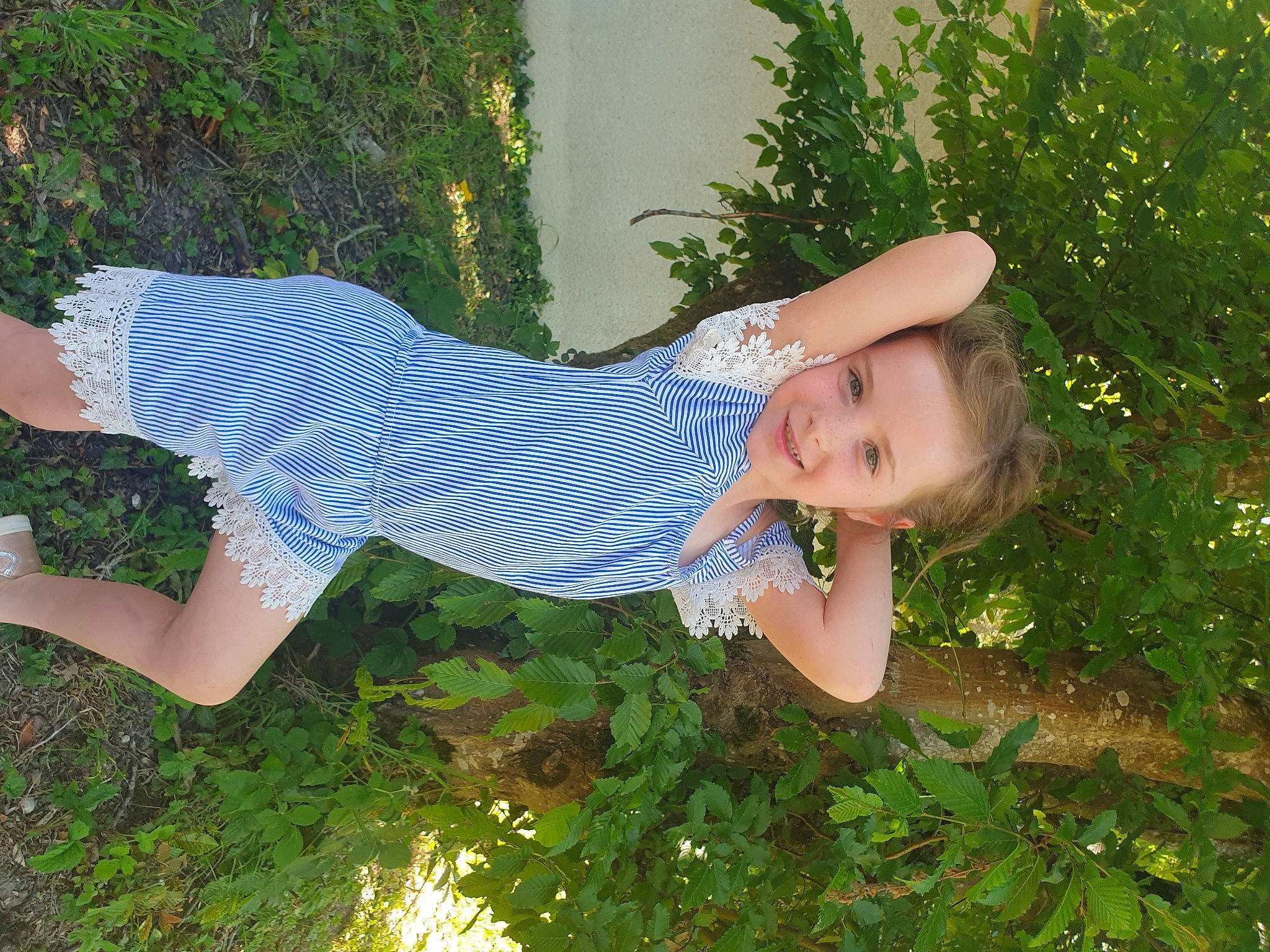 Madéa a rejoint le concours — aidez-le/la à gagner de superbes lots ! baby_toddler_clothing, beauty, botany, electric_blue, fun, grass, groundcover, happy, human_leg, joy, knee, leisure, meadow, pattern, people_in_nature, person, plant, shrub, smile, thigh