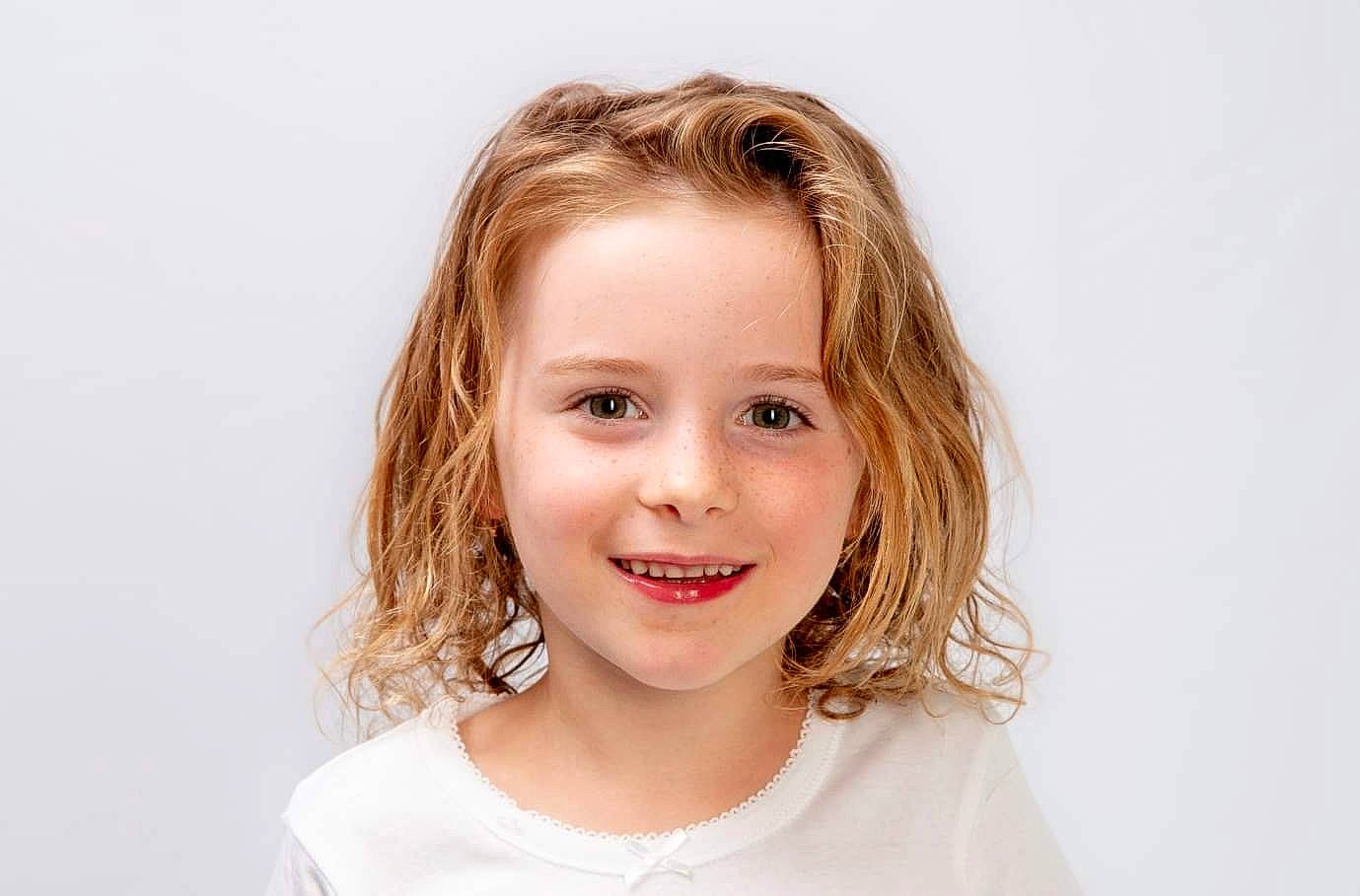 Madéa a rejoint le concours — aidez-le/la à gagner de superbes lots ! blond, cheek, child, child_model, eyelash, flash_photography, gesture, happy, human_body, jaw, joy, laugh, layered_hair, person, photo_shoot, portrait, portrait_photography, smile, t_shirt, toddler