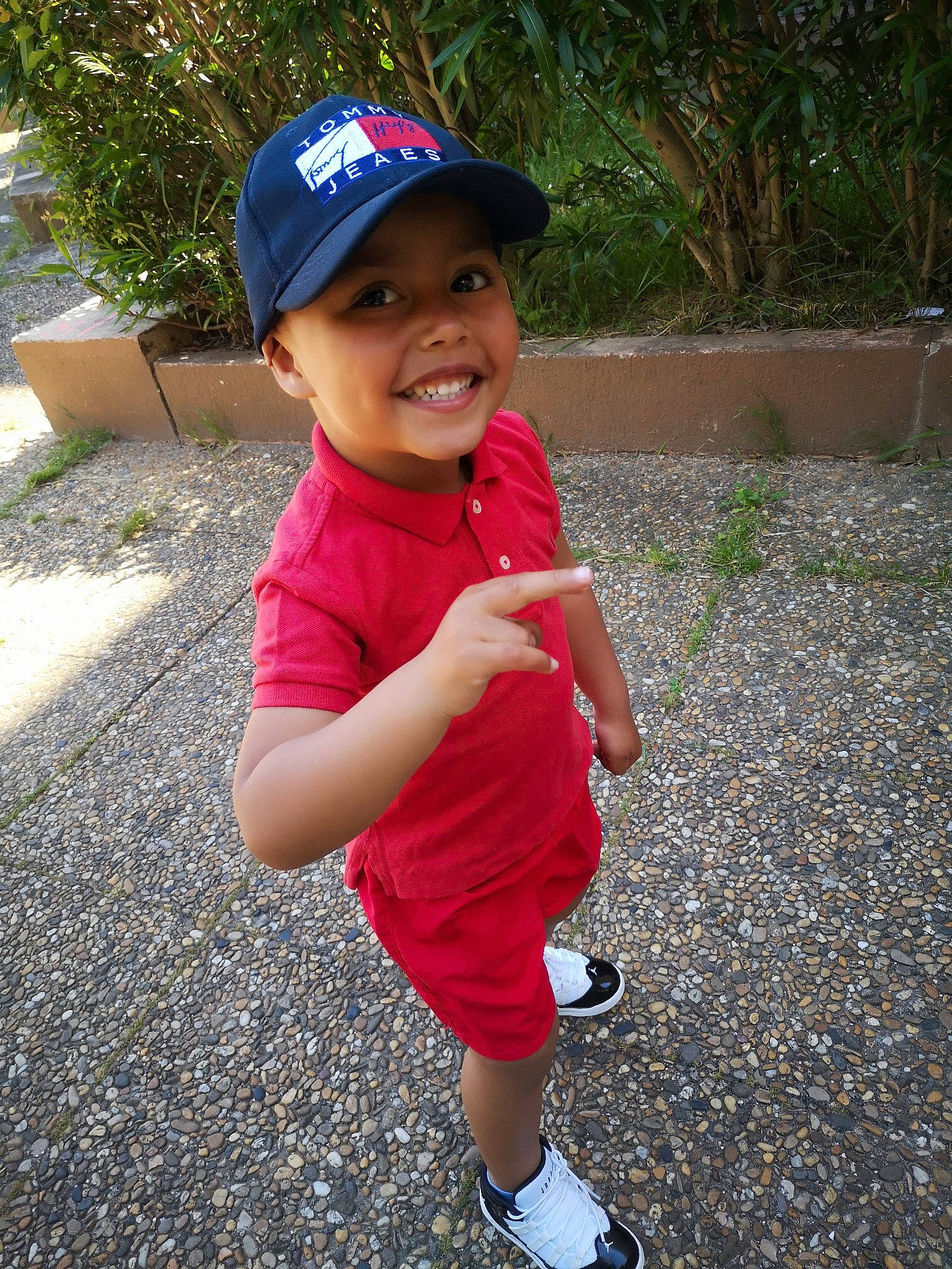 Mehdi a rejoint le concours — aidez-le/la à gagner de superbes lots ! asphalt, baby_toddler_clothing, baseball_cap, cap, cool, finger, footwear, fun, grass, happy, hat, headwear, joy, leisure, person, plant, recreation, shorts, sleeve, smile
