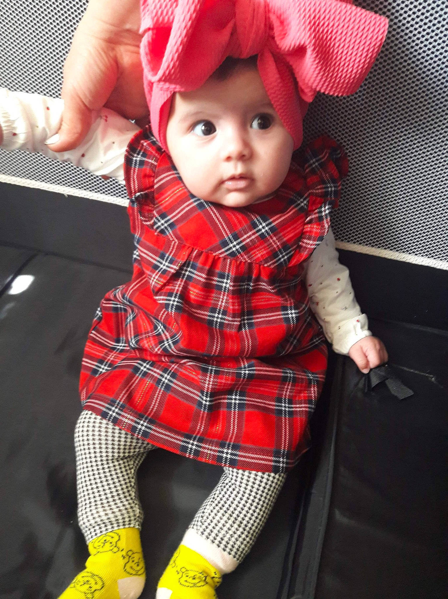 Adriana a rejoint le concours — aidez-le/la à gagner de superbes lots ! baby, baby_carriage, baby_toddler_clothing, cap, cool, eye, fashion, head, headwear, human_body, knee, lip, outerwear, person, plaid, red, skin, sleeve, tartan, textile