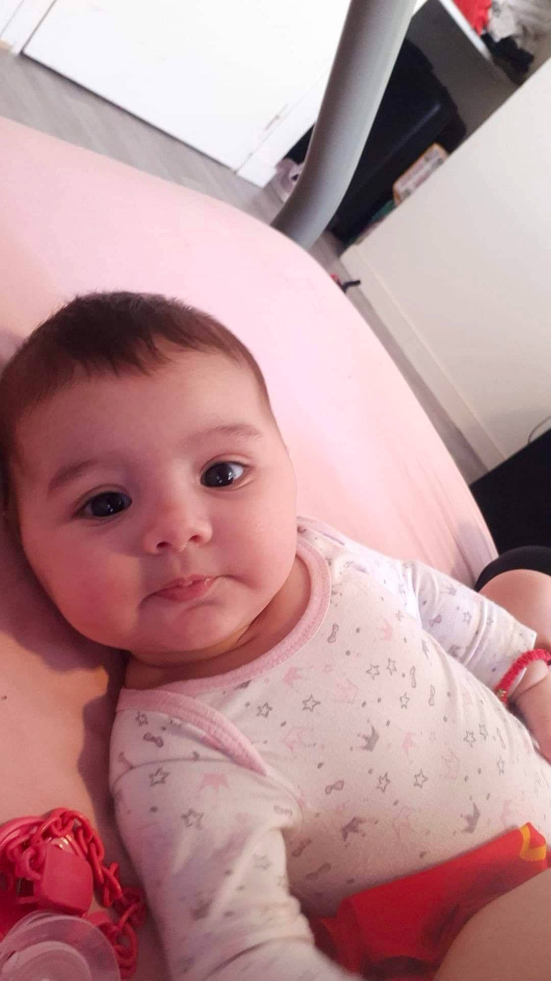 Adriana a rejoint le concours — aidez-le/la à gagner de superbes lots ! baby, baby_toddler_clothing, cheek, child, comfort, eyebrow, eyelash, finger, hair, happy, iris, lip, mouth, neck, nose, person, pink, sitting, skin, toddler