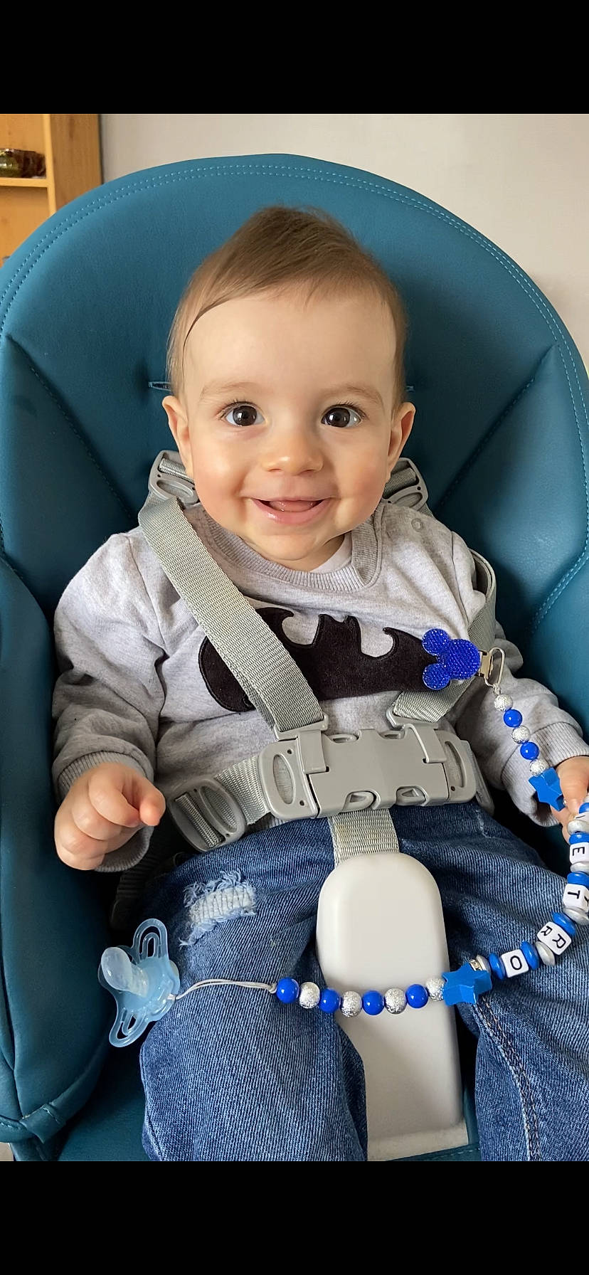Pietro a rejoint le concours — aidez-le/la à gagner de superbes lots ! arm, azure, baby, baby_in_car_seat, baby_safety, baby_toddler_clothing, blue, car_seat, cheek, child, comfort, finger, happy, joy, outerwear, person, product, seat_belt, skin, sleeve