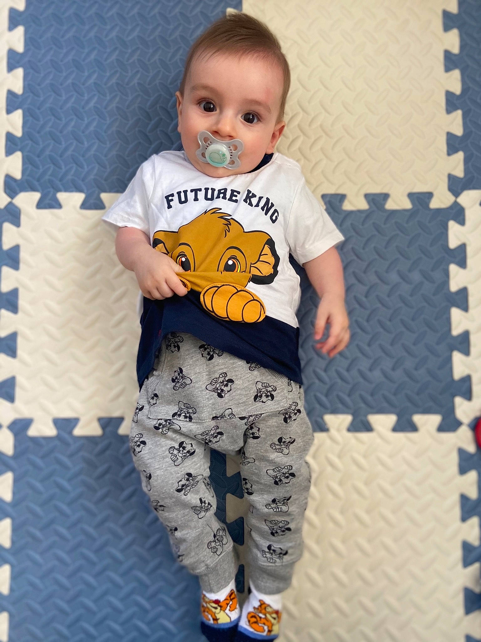 Pietro a rejoint le concours — aidez-le/la à gagner de superbes lots ! baby, baby_toddler_clothing, blue, clothing, face, floor, flooring, happy, head, neck, orange, outerwear, pattern, person, sleeve, street_fashion, t_shirt, textile, thigh, toddler