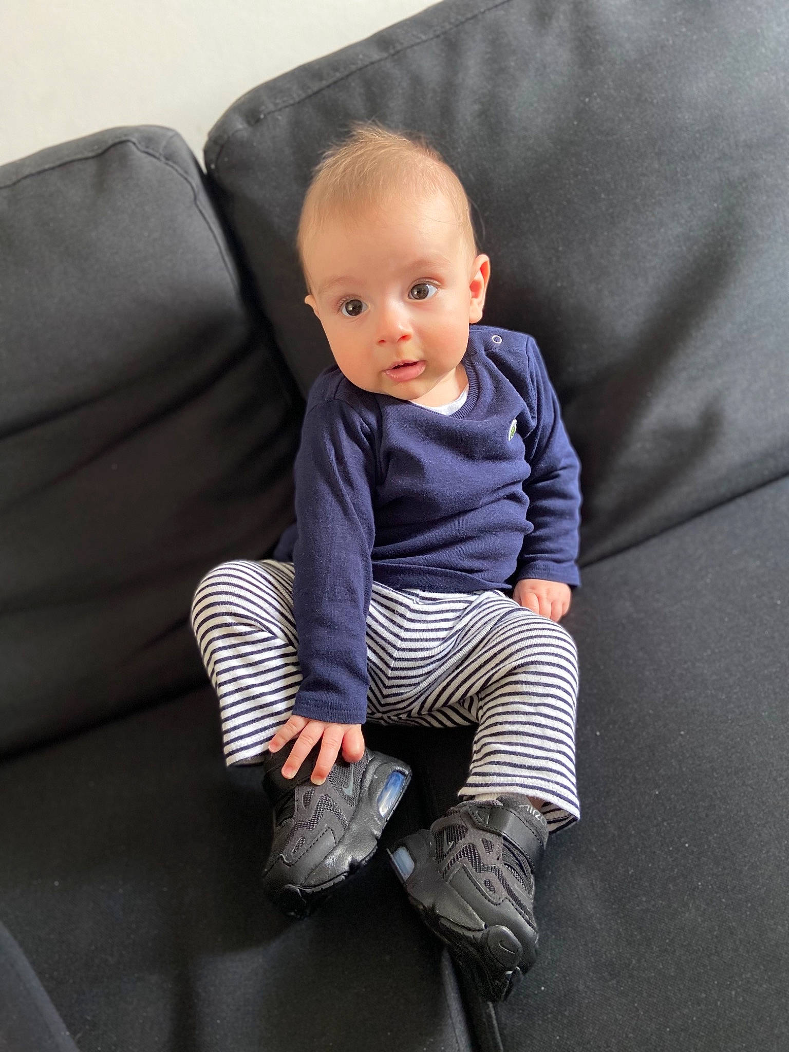 Pietro a rejoint le concours — aidez-le/la à gagner de superbes lots ! baby, baby_toddler_clothing, chair, cheek, comfort, couch, dress_shirt, electric_blue, human_body, human_leg, knee, leg, outerwear, pattern, person, sitting, sleeve, sock, t_shirt, textile