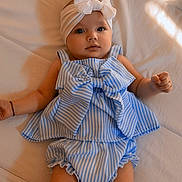 Alba a rejoint le concours — aidez-le/la à gagner de superbes lots ! arm, baby, baby_clothes, blue, bow, calm, child, cute, eyes, face, headband, indoors, infant, legs, lying_down, portrait, skin, soft_surface, striped_clothing, white