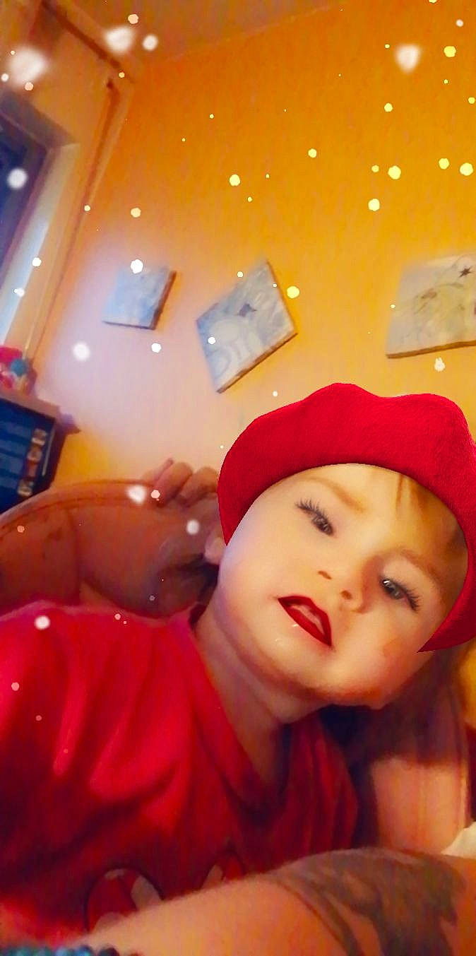 éléna a rejoint le concours — aidez-le/la à gagner de superbes lots ! baby, beanie, cap, child, christmas_eve, event, eyelash, fashion_accessory, fun, happy, headgear, headwear, holiday, knit_cap, leisure, lip, magenta, person, room, selfie