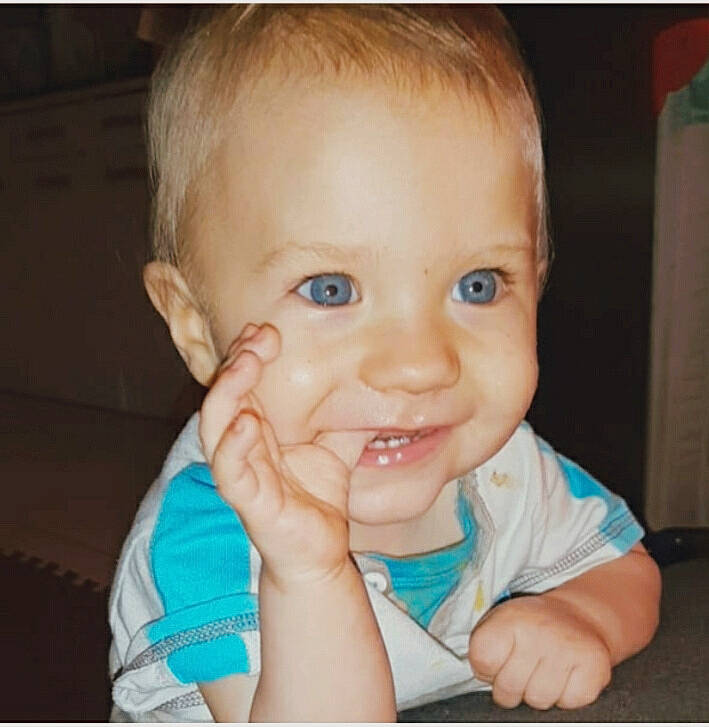 Gianni participe au concours pour gagner de l'argent avec cette photo : arm, baby, cheek, clothing, ear, eyelash, finger, gesture, hand, happy, jaw, joy, lip, mouth, nail, nose, person, skin, smile, thumb