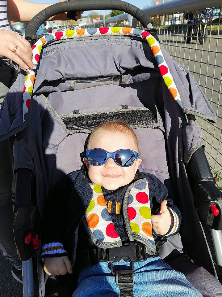 Gianni a rejoint le concours — aidez-le/la à gagner de superbes lots ! auto_part, automotive_design, automotive_exterior, baby_carriage, bumper, event, eyewear, fun, glasses, goggles, hood, joy, leisure, motor_vehicle, person, personal_protective_equipment, product, smile, sunglasses, travel
