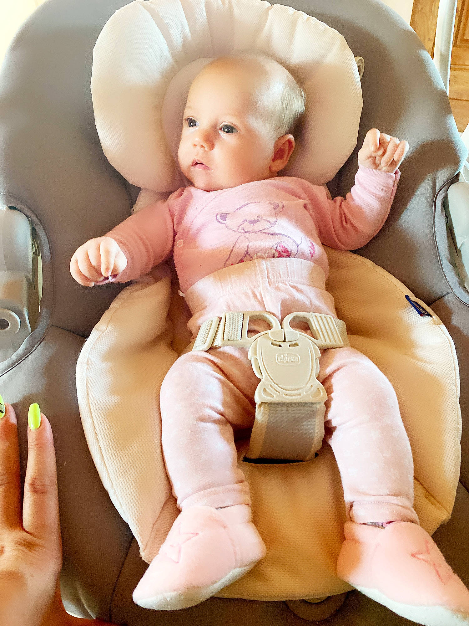 Celia participe au concours pour gagner de l'argent avec cette photo : baby, baby_in_car_seat, child, comfort, person, sitting, toddler, toy