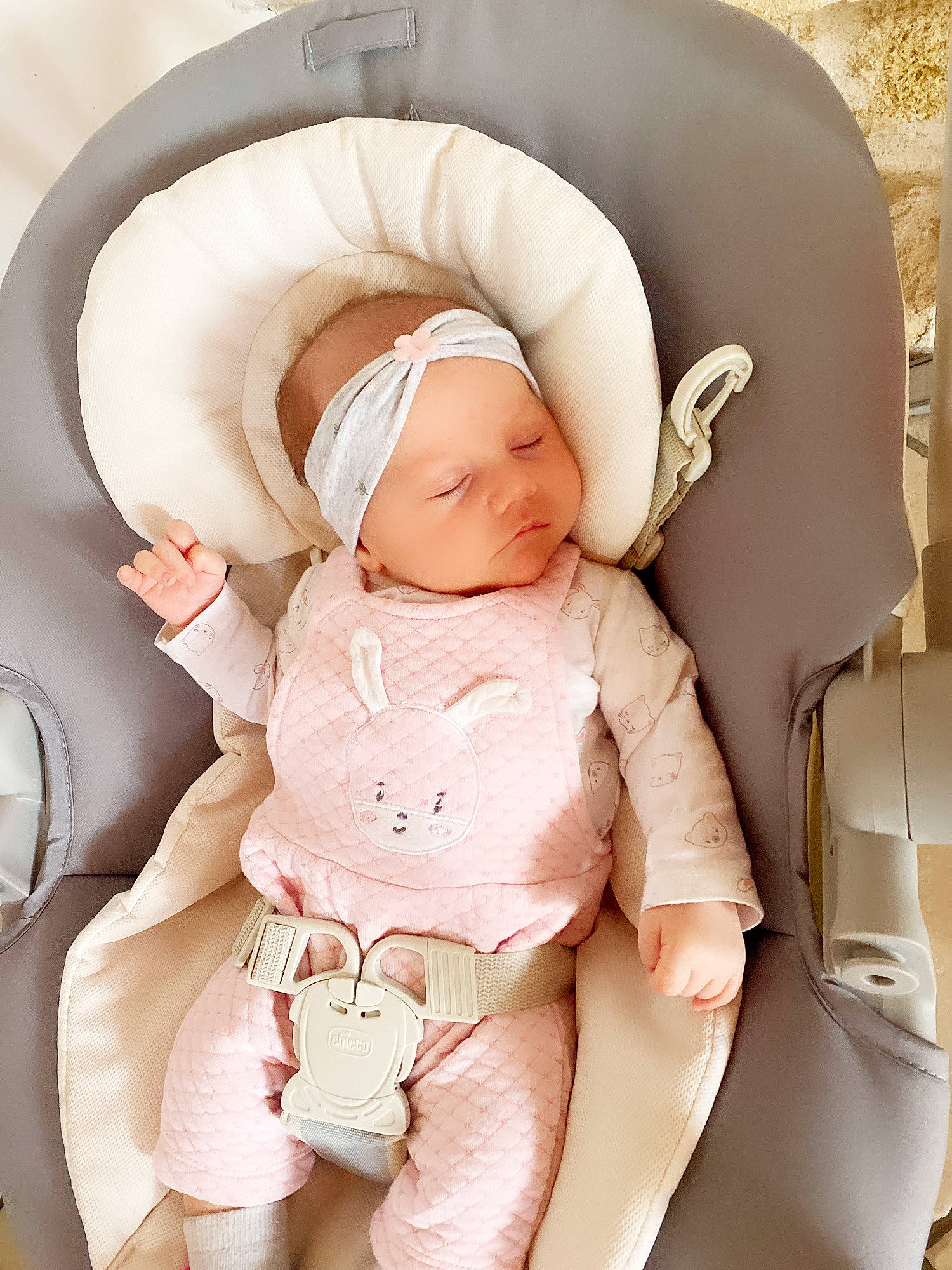Celia a rejoint le concours — aidez-le/la à gagner de superbes lots ! baby, baby_in_car_seat, baby_products, baby_sleeping, beige, birth, car_seat, child, comfort, headwear, person, pink, product, sleep, toddler