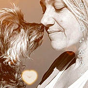 Maya a rejoint le concours — aidez-le/la à gagner de superbes lots ! dog, woman, nose_to_nose, affection, sepia_tone, portrait, pet, face, love, smile, fur, close_up, social_media_interface, app_buttons, human, animal, candid, indoor, warm_lighting, interaction