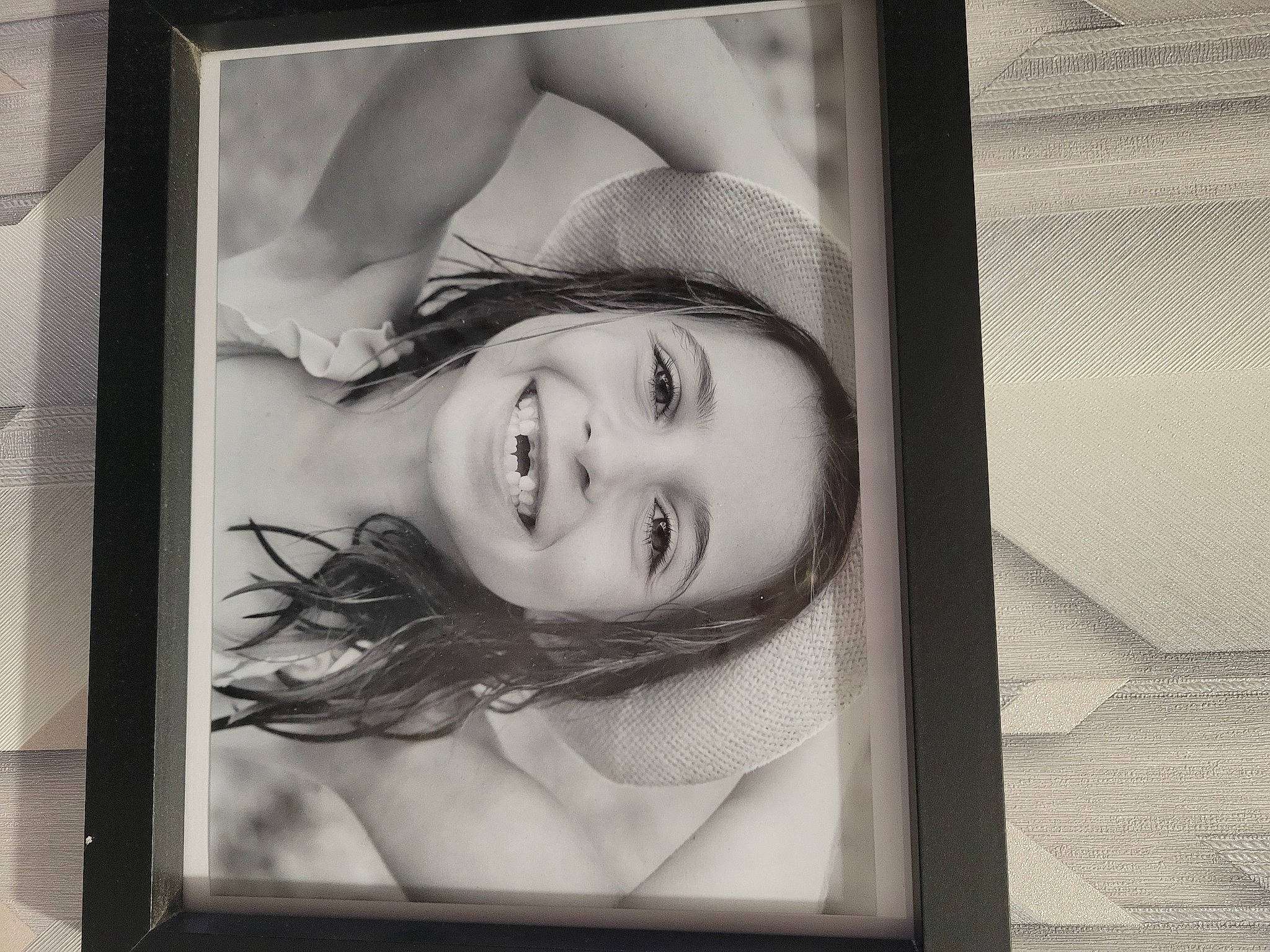 Flavie participe au concours pour gagner de l'argent avec cette photo : art, black_and_white, eyebrow, eyelash, flash_photography, fun, happy, joy, monochrome, monochrome_photography, person, photographic_paper, picture_frame, portrait, portrait_photography, rectangle, room, smile, style, swimwear