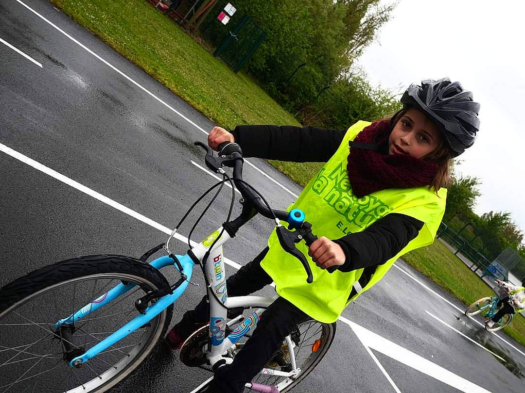 Flavie a rejoint le concours — aidez-le/la à gagner de superbes lots ! asphalt, bicycle, bicycle_accessory, bicycle_clothing, bicycle_fork, bicycle_frame, bicycle_handlebar, bicycle_helmet, bicycle_tire, bicycle_wheel, bicycles_equipment_and_supplies, crankset, headwear, helmet, mode_of_transport, outdoor_recreation, person, rolling, sky, sports_equipment