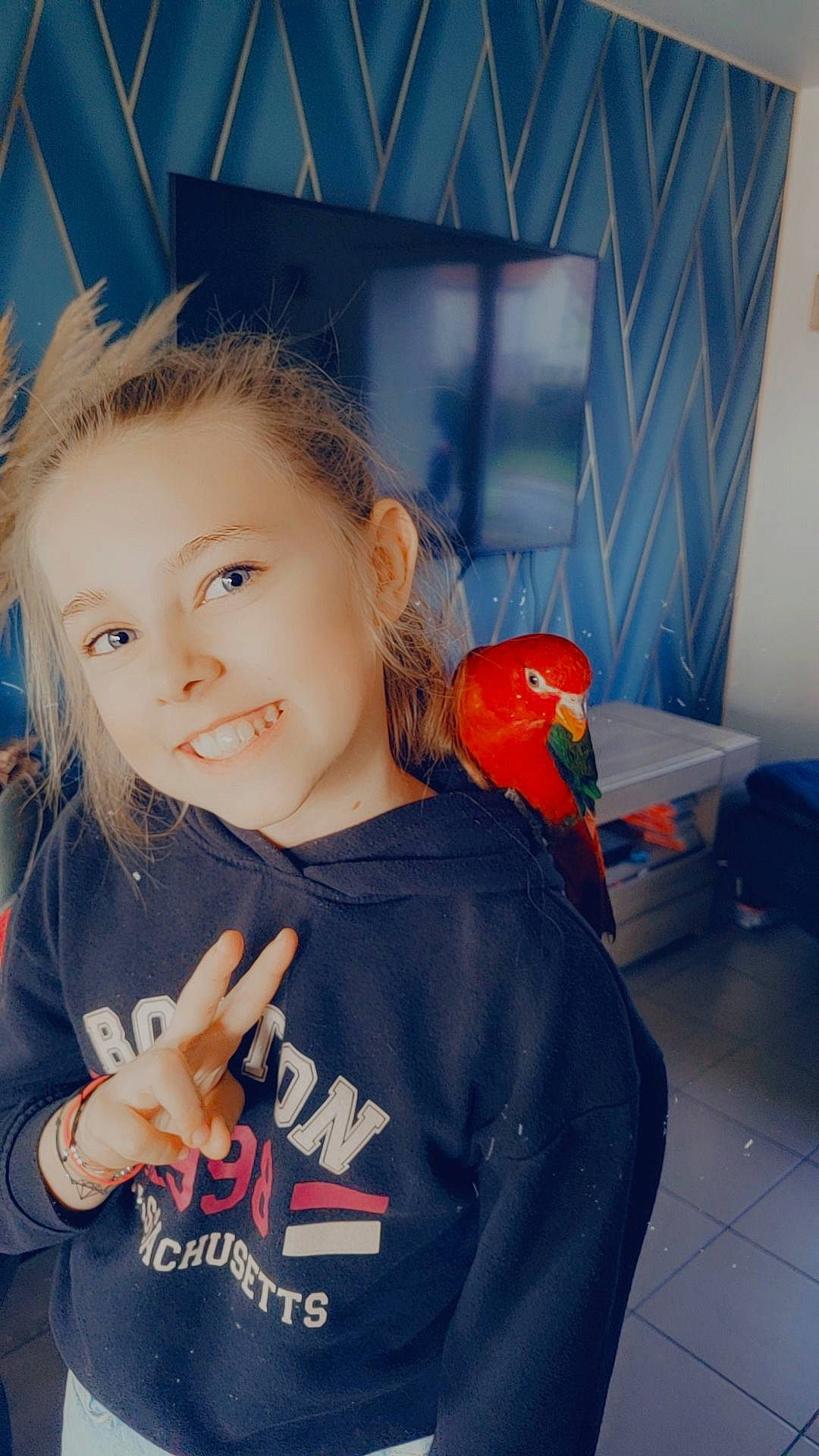 LOUNA a rejoint le concours — aidez-le/la à gagner de superbes lots ! blond, blue, child, cool, electric_blue, finger, flash_photography, fun, gesture, happy, iris, jewellery, joy, leisure, long_hair, neck, person, personal_protective_equipment, shoulder, sleeve