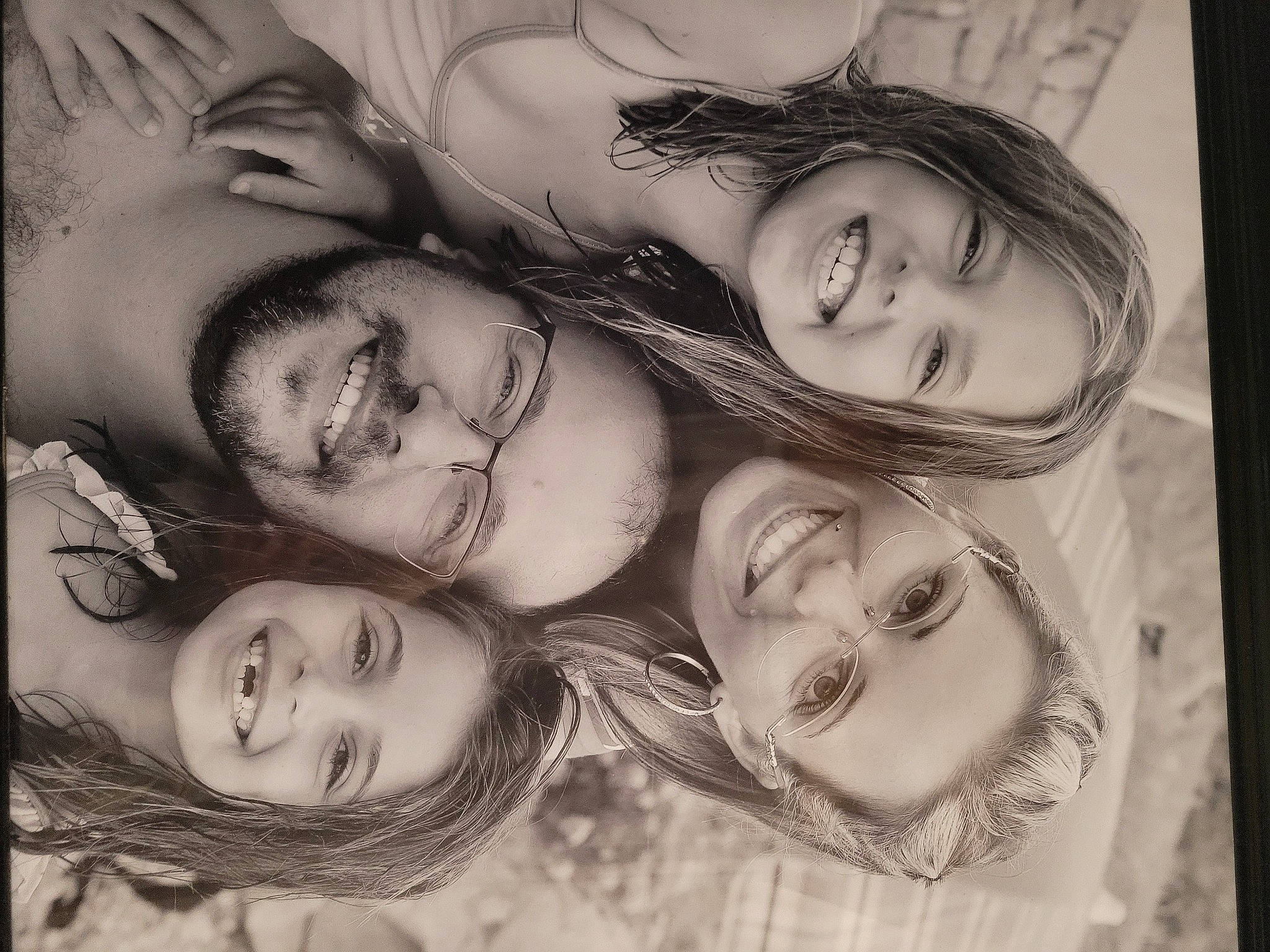 LOUNA a rejoint le concours — aidez-le/la à gagner de superbes lots ! art, black, child, event, eyebrow, eyelash, flash_photography, friendship, fun, gesture, grass, happy, iris, jaw, joy, monochrome, monochrome_photography, mouth, people_in_nature, person