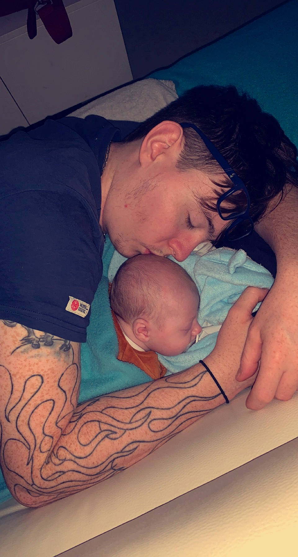 Ayden participe au concours pour gagner de l'argent avec cette photo : baby, cheek, comfort, ear, elbow, facial_expression, finger, fun, gesture, happy, human, interaction, mammal, mouth, muscle, neck, nose, person, skin, toddler