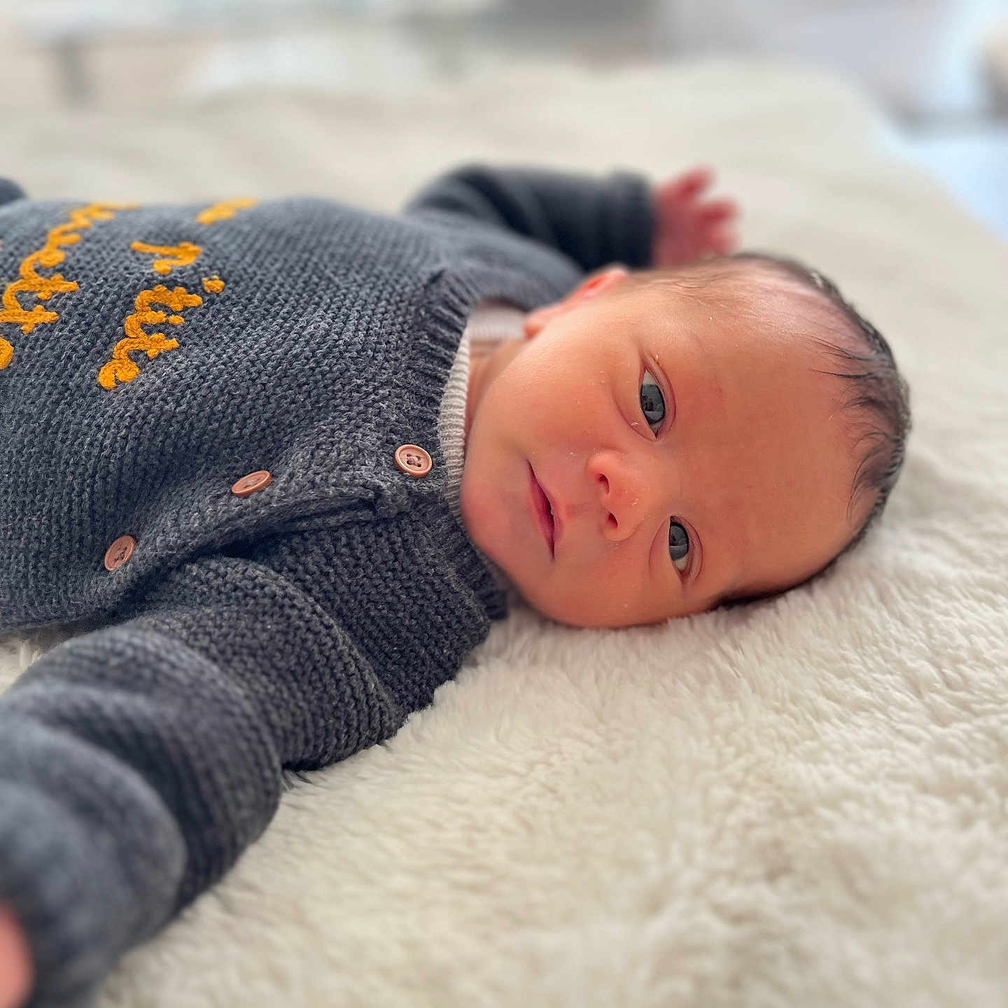 Gabriel a rejoint le concours — aidez-le/la à gagner de superbes lots ! baby, blanket, child, cozy, cute, eyes, face, gray_clothing, human, indoor, infant, knitted_sweater, lying_down, newborn, portrait, resting, sleepy, soft_texture, warm, young_child