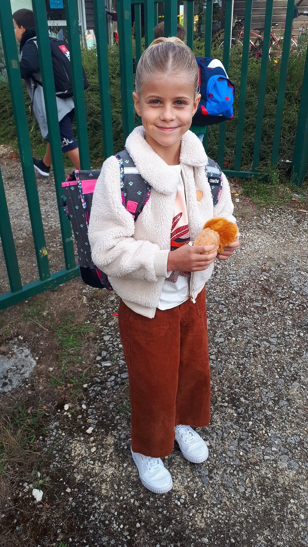 Morgane a rejoint le concours — aidez-le/la à gagner de superbes lots ! child, eye, fence, fun, fur, glove, grass, happy, head, joy, leisure, pattern, people_in_nature, person, pink, recreation, scarf, sleeve, smile, street_fashion
