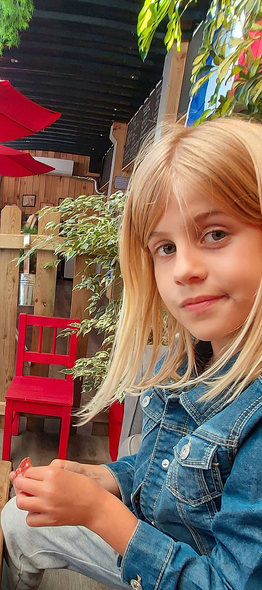 Morgane a rejoint le concours — aidez-le/la à gagner de superbes lots ! bangs, blond, blue, brown_hair, child, chin, electric_blue, eyelash, feathered_hair, fun, happy, joy, layered_hair, lip, long_hair, person, plaid, red, snapshot, step_cutting