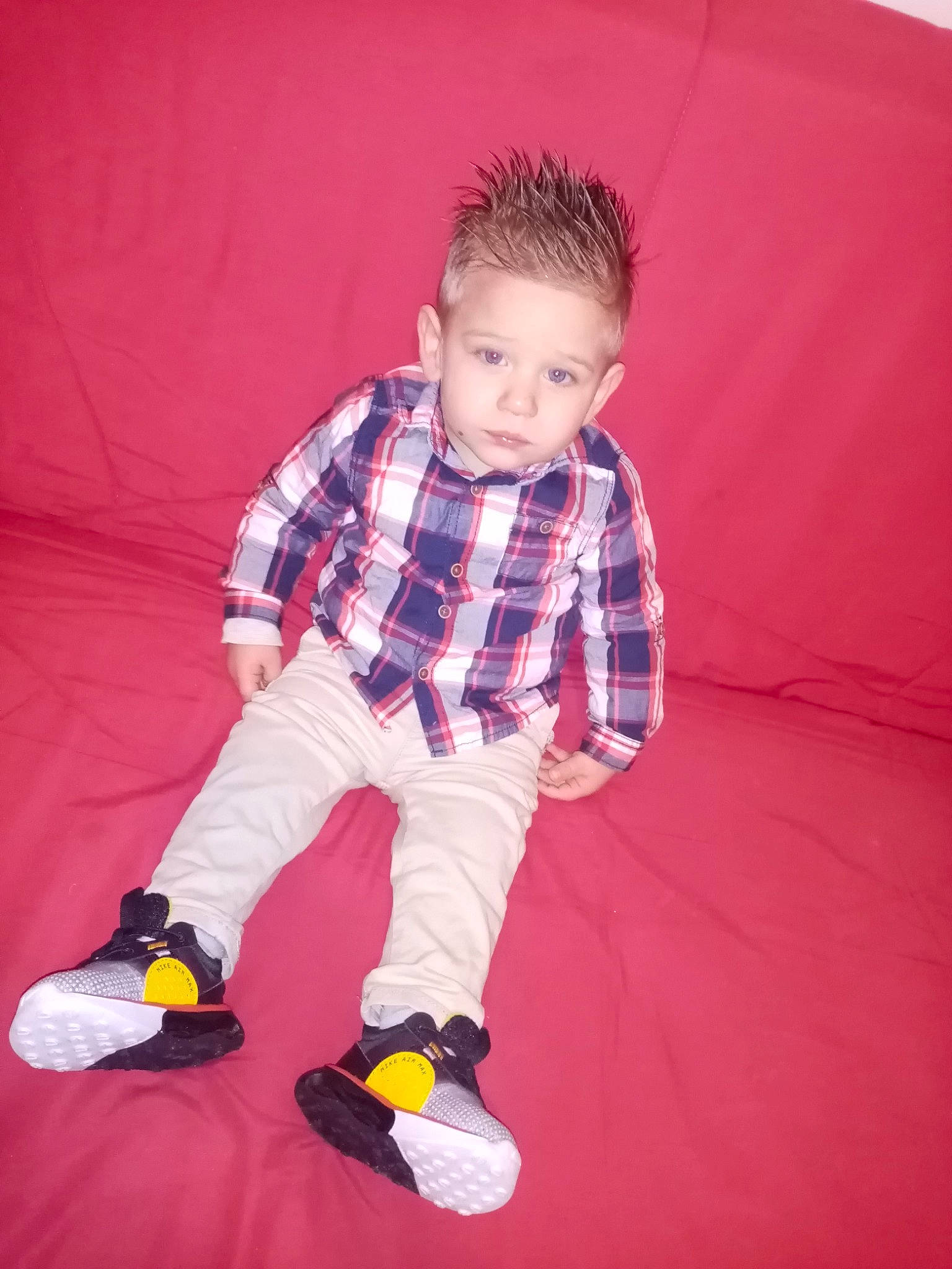 Maylon participe au concours pour gagner de l'argent avec cette photo : baby_toddler_clothing, carmine, child, design, electric_blue, flooring, fun, happy, magenta, orange, pattern, person, plaid, play, sitting, sleeve, t_shirt, tartan, textile, toddler