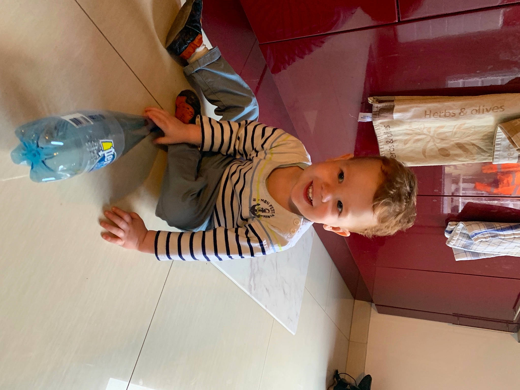 Erwann a rejoint le concours — aidez-le/la à gagner de superbes lots ! baby, bottle, child, finger, flooring, foot, fun, hat, joy, person, plastic, plastic_bottle, room, sandal, smile, toddler, water_bottle, wood