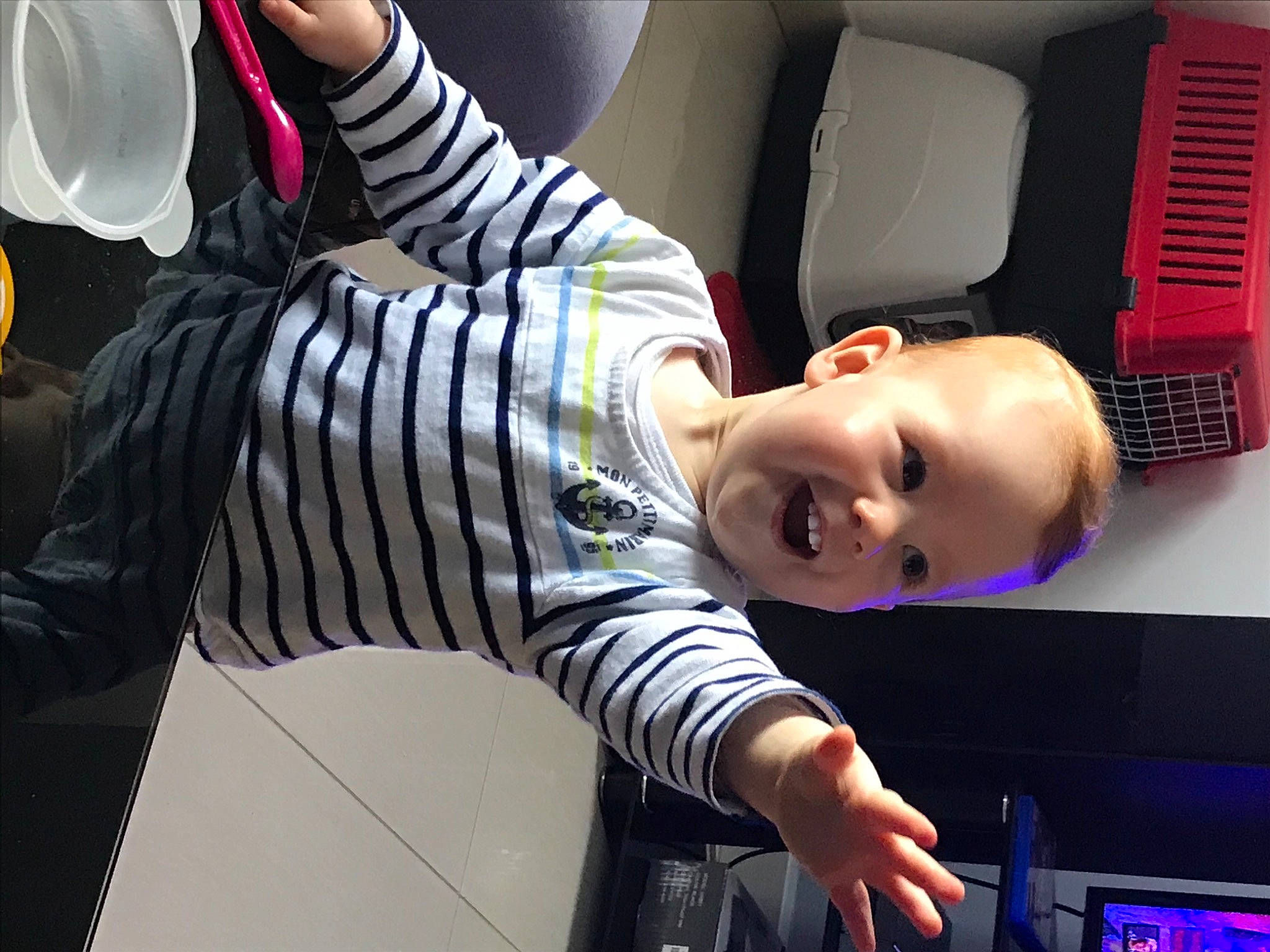 Erwann a rejoint le concours — aidez-le/la à gagner de superbes lots ! arm, automotive_design, automotive_exterior, automotive_tire, beauty, cool, elbow, eyewear, fashion, fedora, flash_photography, fun, joint, mouth, person, product, smile, street_fashion, sun_hat, toddler