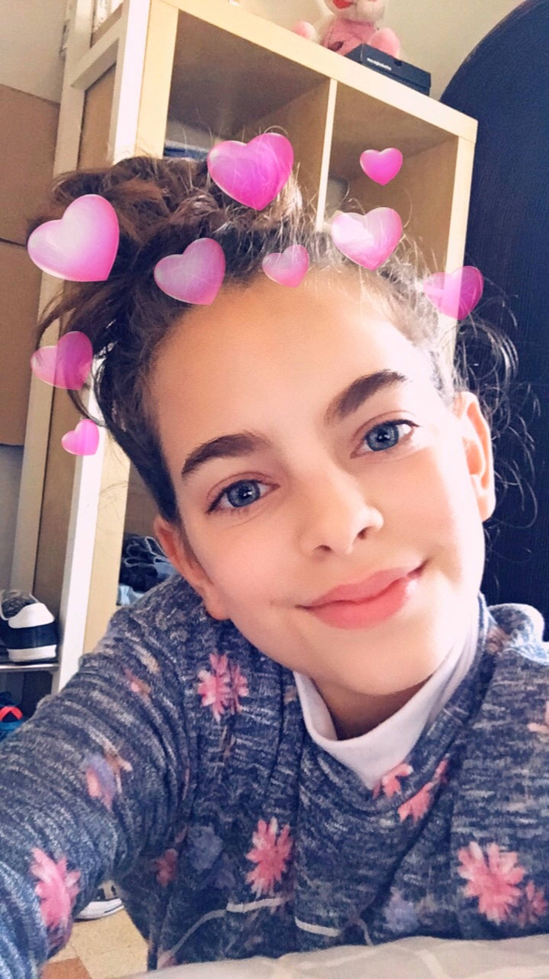 Anaïs participe au concours pour gagner de l'argent avec cette photo : beauty, black_hair, child, ear, eyebrow, face, fashion_accessory, forehead, girl, hair, hair_accessory, hair_coloring, hairstyle, head, headgear, headpiece, human_hair_color, joy, person, pink