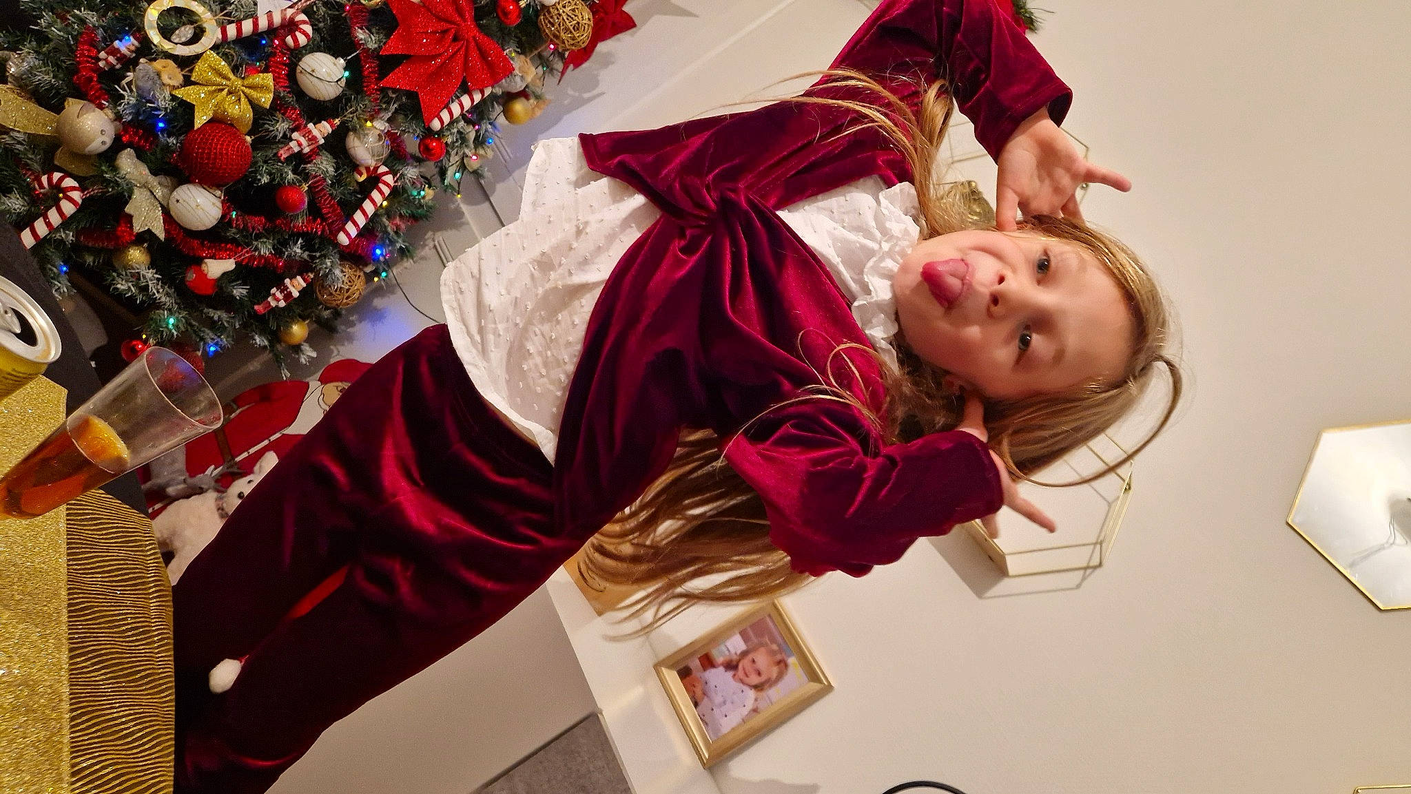 Luna a rejoint le concours — aidez-le/la à gagner de superbes lots ! carmine, christmas_decoration, christmas_ornament, costume, decoration, event, fashion_design, fun, happy, holiday, linens, magenta, peach, person, pink, plant, purple, room, tradition