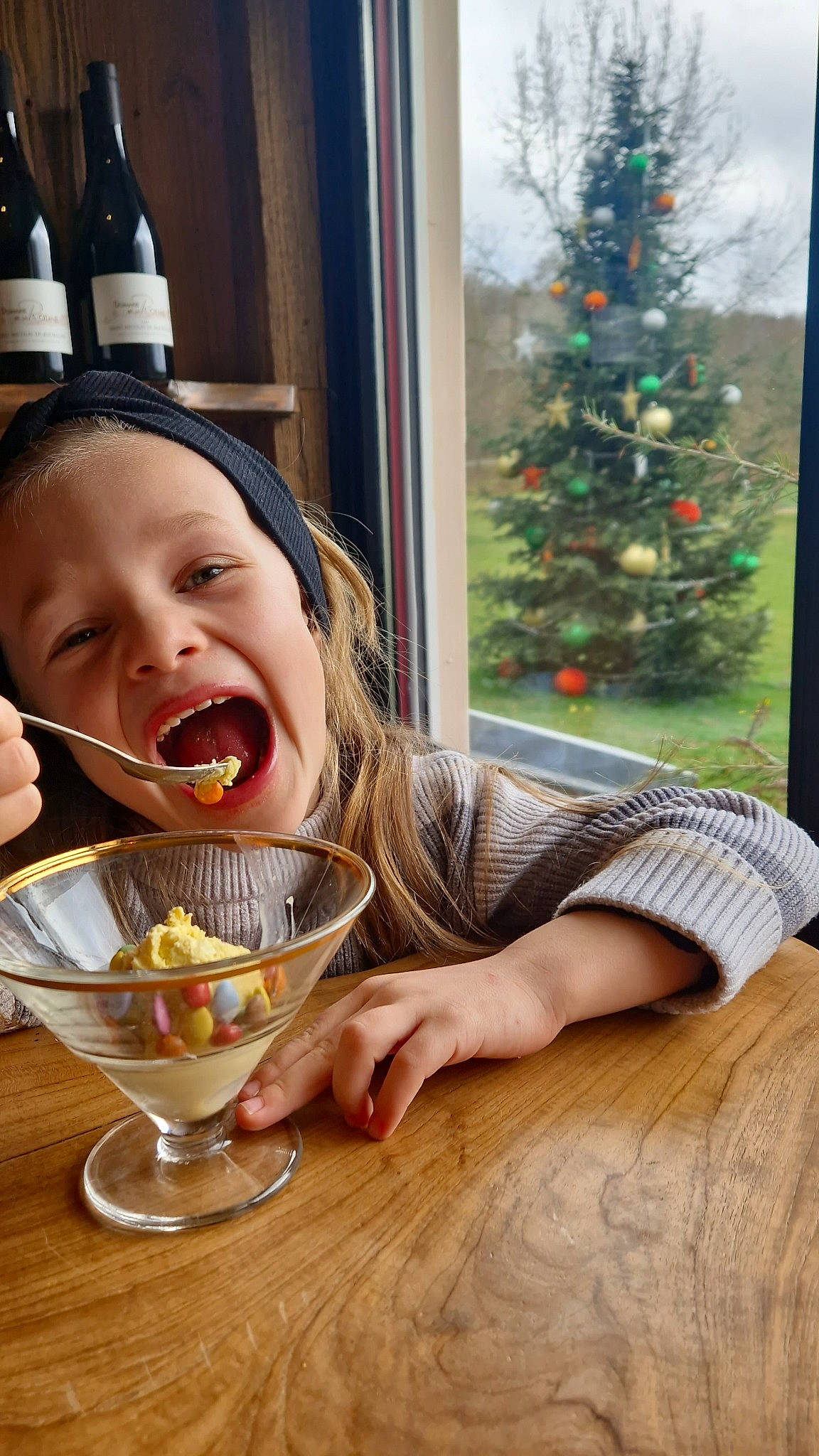 Luna a rejoint le concours — aidez-le/la à gagner de superbes lots ! baby, christmas_decoration, christmas_ornament, christmas_tree, conifer, drinking, event, face, food, food_craving, happy, holiday, ornament, person, smile, sweetness, table, tableware, toddler, tree