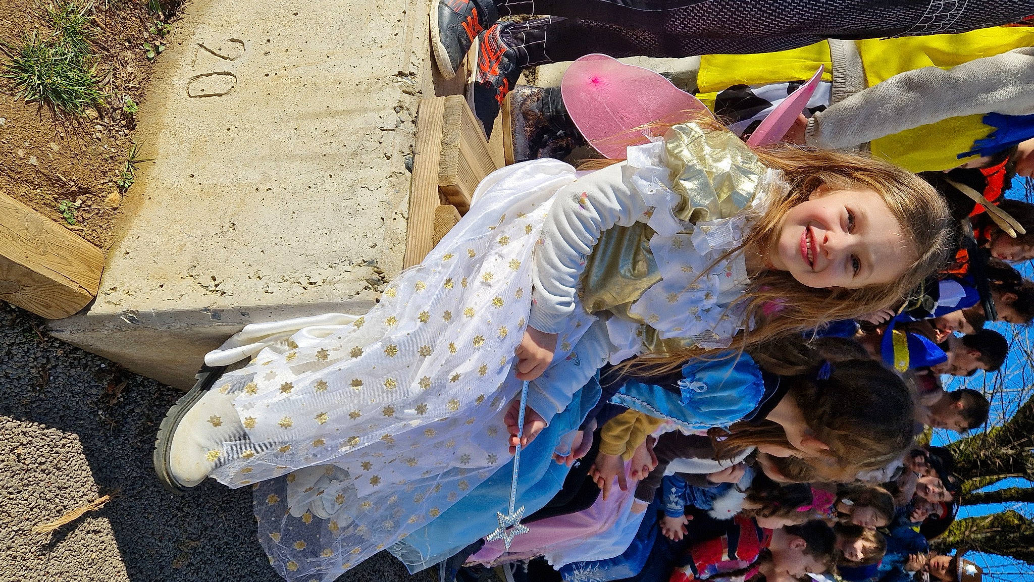 Luna participe au concours pour gagner de l'argent avec cette photo : child, costume, event, festival, fun, happy, person, plastic_bag, public_event, sitting, smile, street, tradition