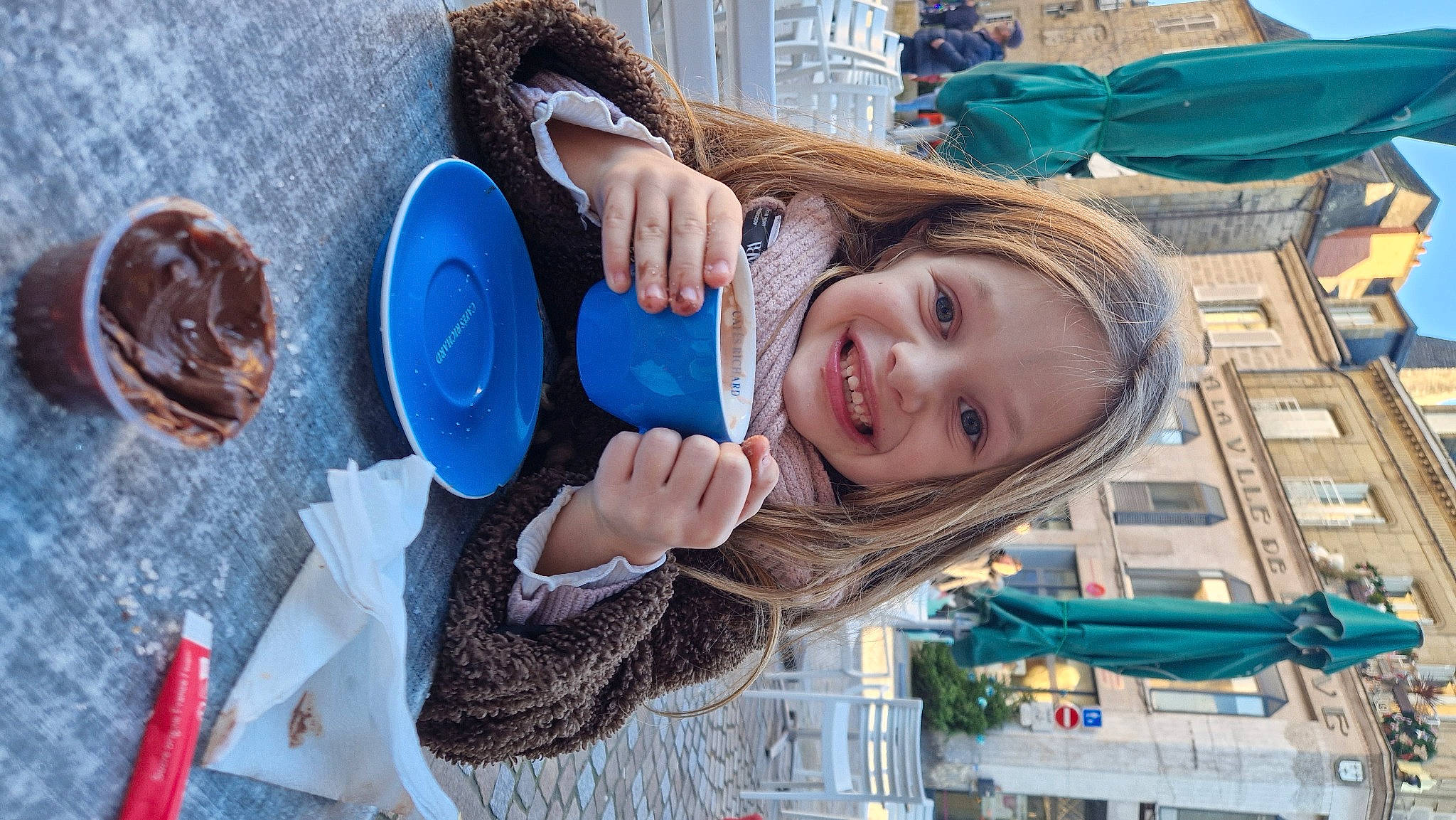 Luna participe au concours pour gagner de l'argent avec cette photo : azure, blue, child, city, dessert, electric_blue, fun, hairstyle, happy, joy, laugh, leisure, person, play, recreation, smile, tableware, toddler, travel, vacation