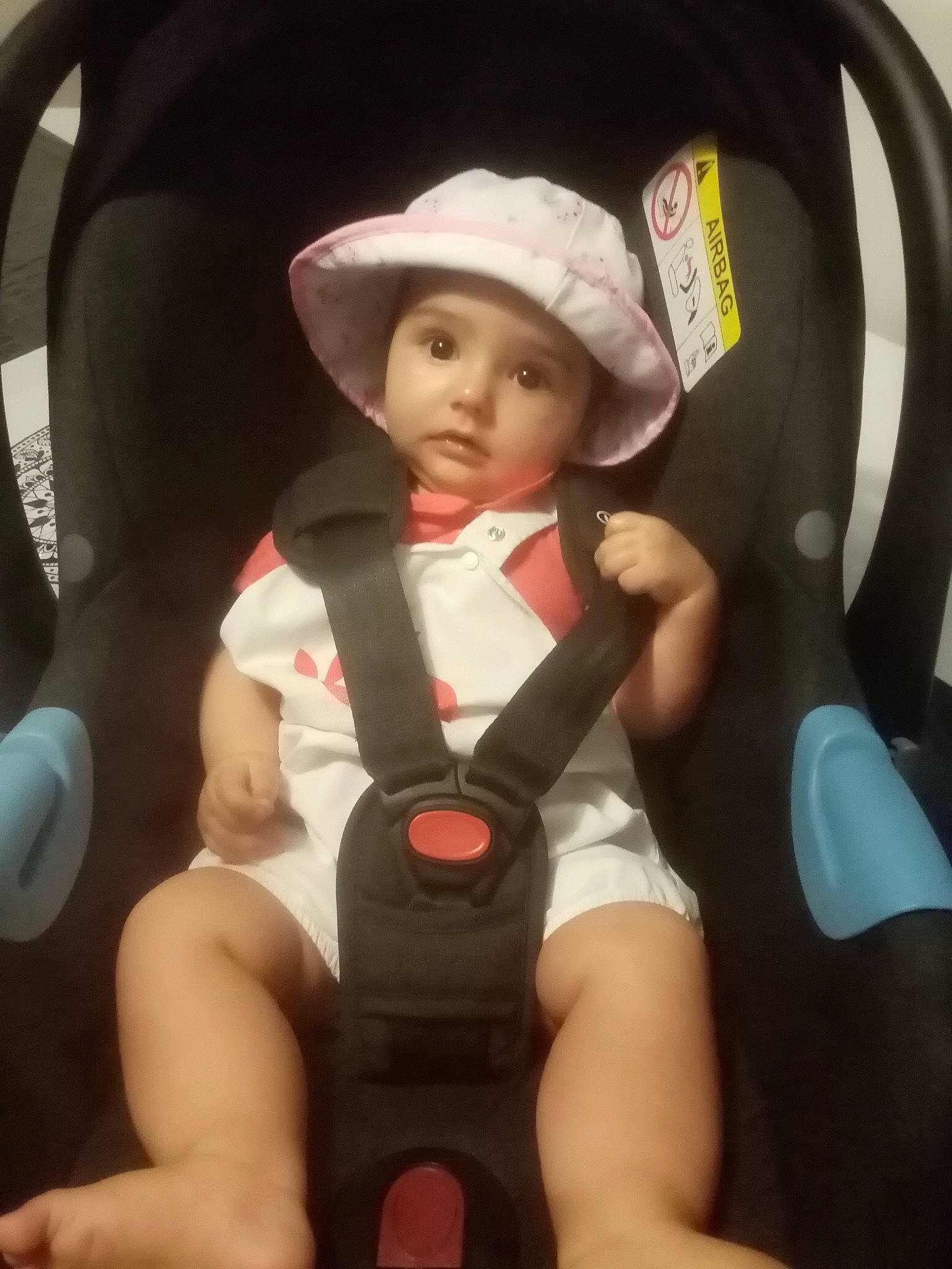 Ohana a rejoint le concours — aidez-le/la à gagner de superbes lots ! auto_part, automotive_design, automotive_exterior, baby_carriage, baby_products, cap, car_seat, car_seat_cover, child, comfort, finger, hairstyle, hat, headwear, human_body, motor_vehicle, person, seat_belt, steering_wheel, sun_hat