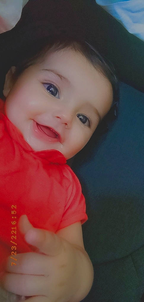 Ohana a rejoint le concours — aidez-le/la à gagner de superbes lots ! baby, baby_toddler_clothing, black_hair, cheek, ear, elbow, eyelash, flash_photography, gesture, happy, iris, jaw, lip, mouth, neck, nose, person, skin, sleeve, smile