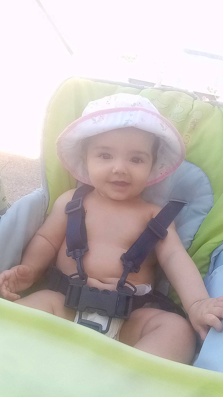 Ohana participe au concours pour gagner de l'argent avec cette photo : baby, baby_products, baby_safety, baby_toddler_clothing, cap, chair, chest, child, comfort, fun, grass, happy, headwear, joy, leisure, person, sitting, skin, smile, thigh