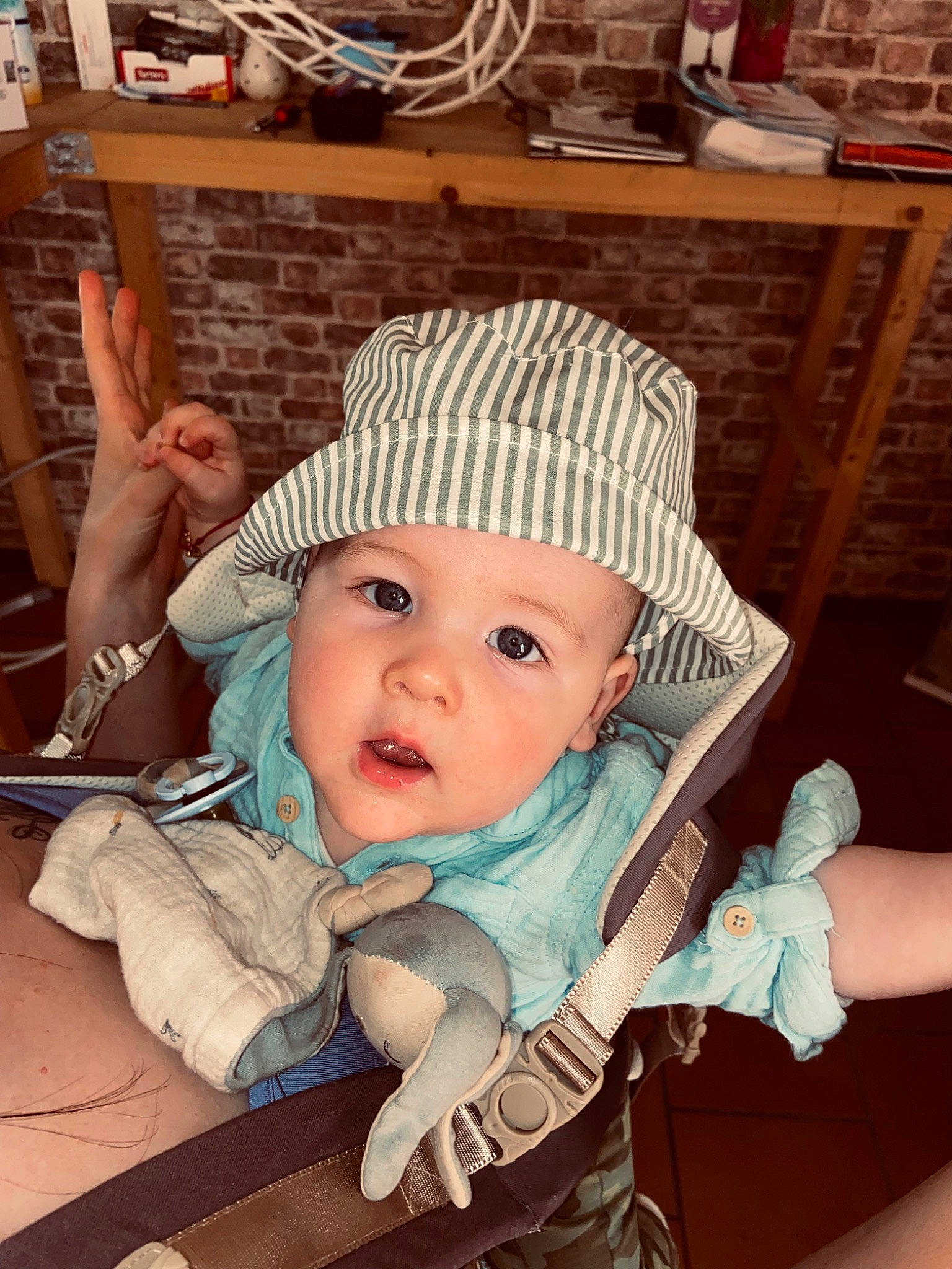 Loëvann a rejoint le concours — aidez-le/la à gagner de superbes lots ! baby, baby_carriage, baby_products, baby_safety, baby_toddler_clothing, cap, cheek, child, comfort, cool, costume_hat, fashion_accessory, finger, hairstyle, happy, headgear, headwear, person, sitting, skin