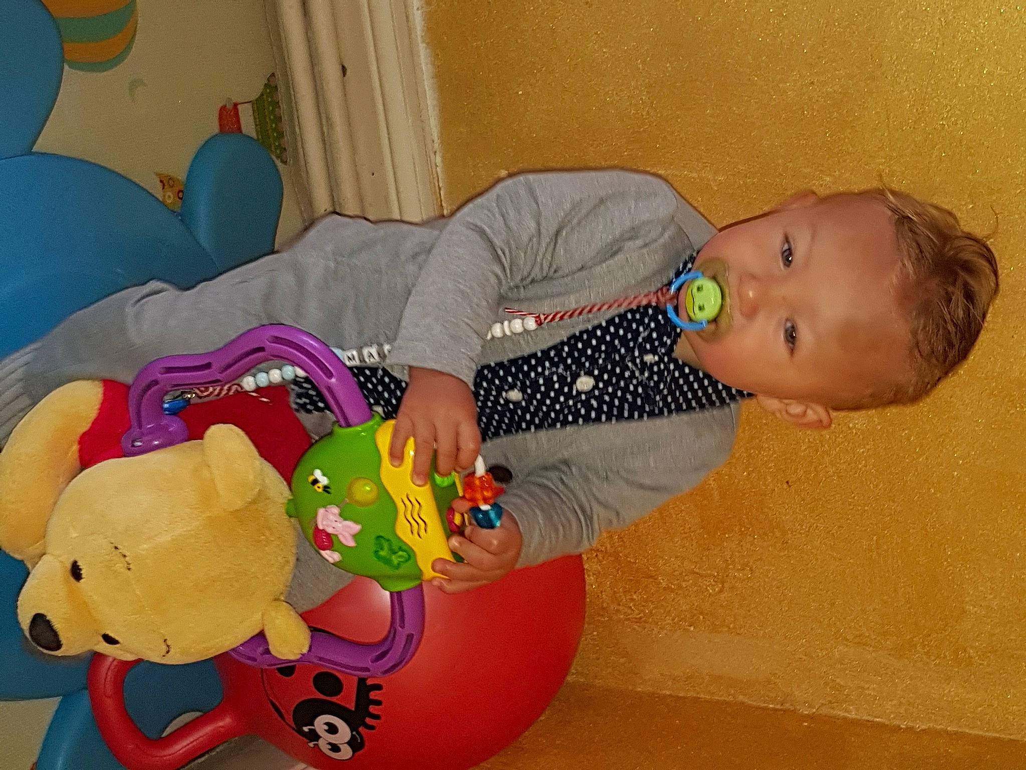 Maël participe au concours pour gagner de l'argent avec cette photo : baby, baby_playing_with_toys, baby_products, baby_toys, child, person, play, toddler, toy