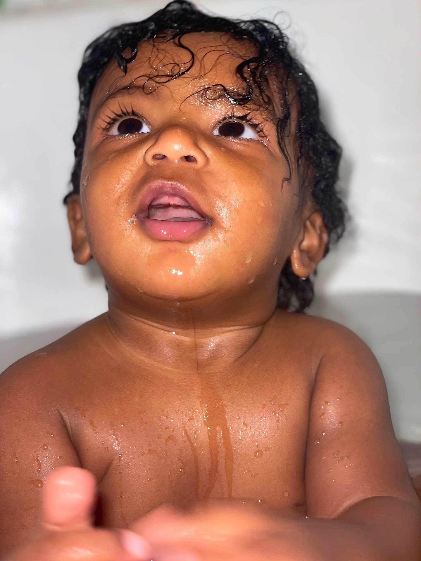 Neyden a rejoint le concours — aidez-le/la à gagner de superbes lots ! baby, child, wet_skin, water_droplets, curly_hair, close_up, face, expression, bath_time, skin, mouth_open, eyes, portrait, indoors, head, shoulders, cute, adorable, young, person