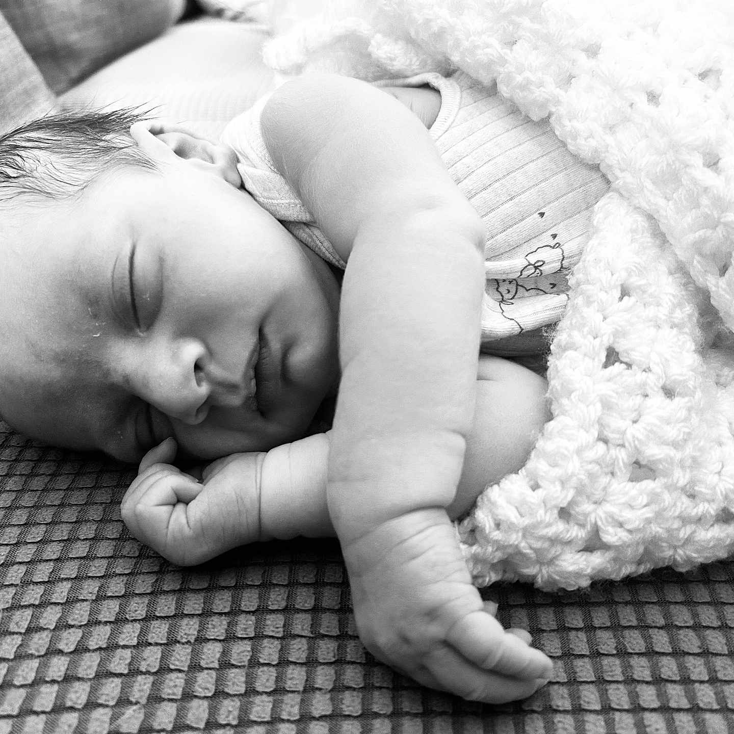 Gabriel participe au concours pour gagner de l'argent avec cette photo : arm, baby, blanket, closeup, couch, cozy, cute, face, hand, infant, monochrome, newborn, peaceful, portrait, rest, sleep, sleeping, soft, texture, toddler