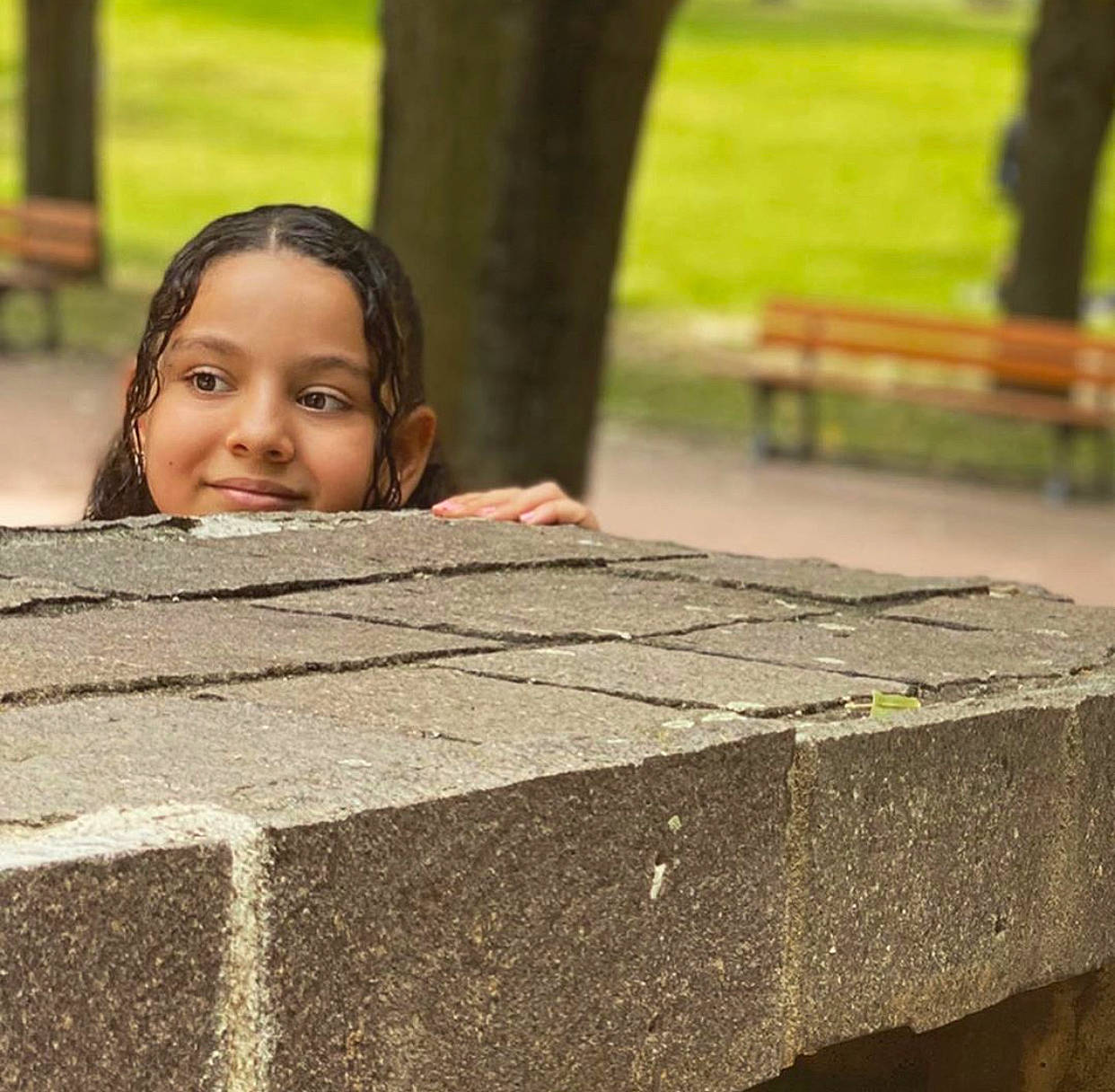 Assil a rejoint le concours — aidez-le/la à gagner de superbes lots ! adaptation, child, grass, joy, person, plant, sitting, smile, tree, trunk, wood