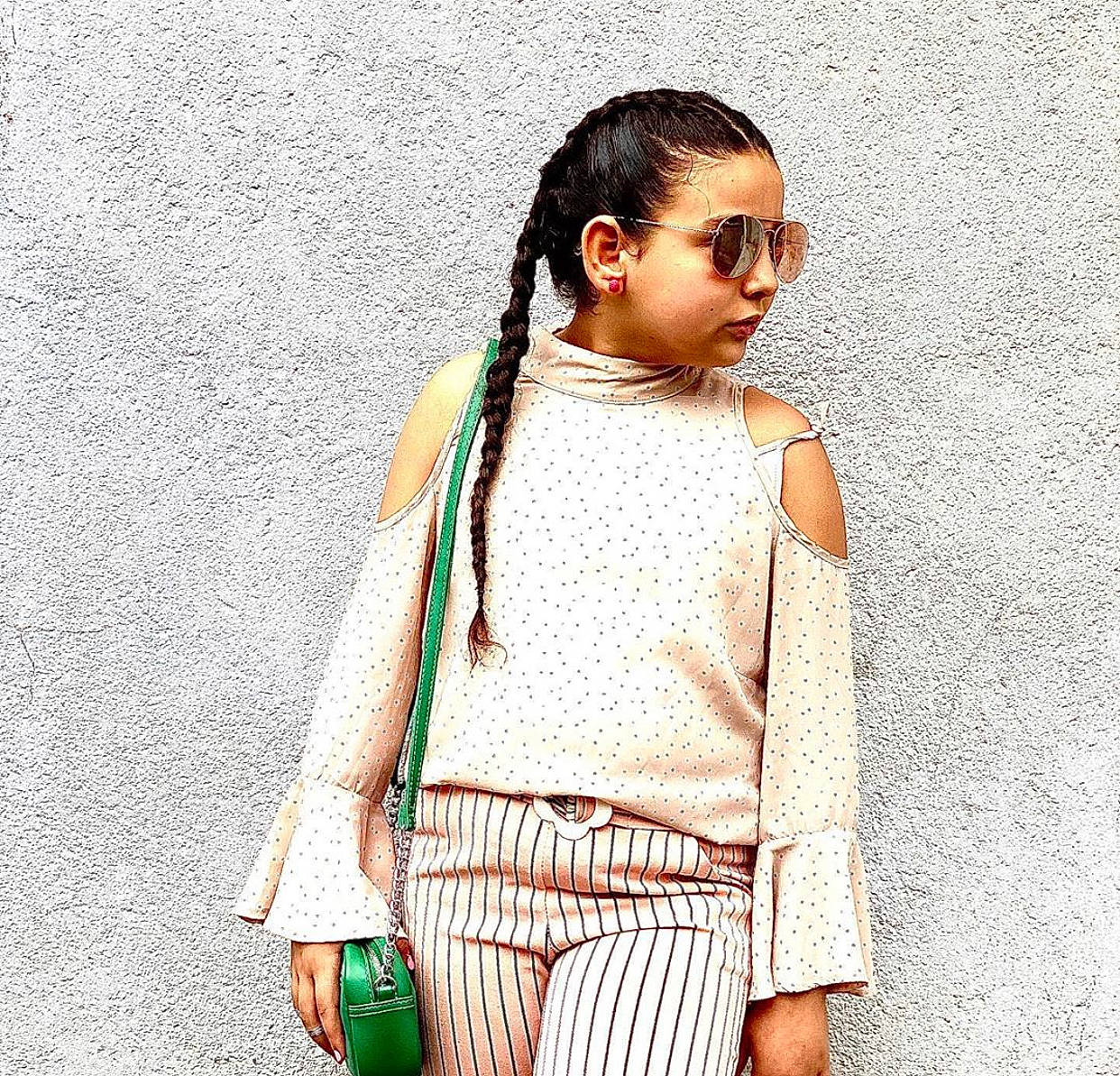 Assil participe au concours pour gagner de l'argent avec cette photo : beige, child_model, clothing, cool, dress, fashion, green, joint, neck, outerwear, pattern, person, photo_shoot, photography, shoulder, sleeve, street_fashion, sweater, top, turquoise