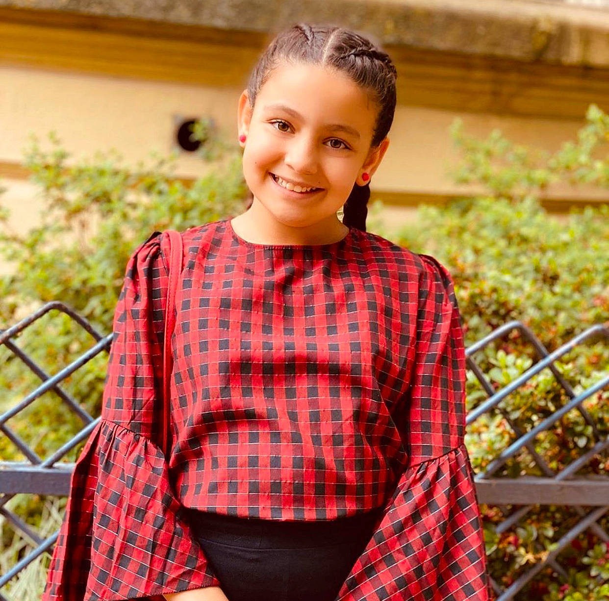 Assil a rejoint le concours — aidez-le/la à gagner de superbes lots ! child_model, clothing, design, joy, neck, outerwear, pattern, person, plaid, sleeve, smile, tartan, textile