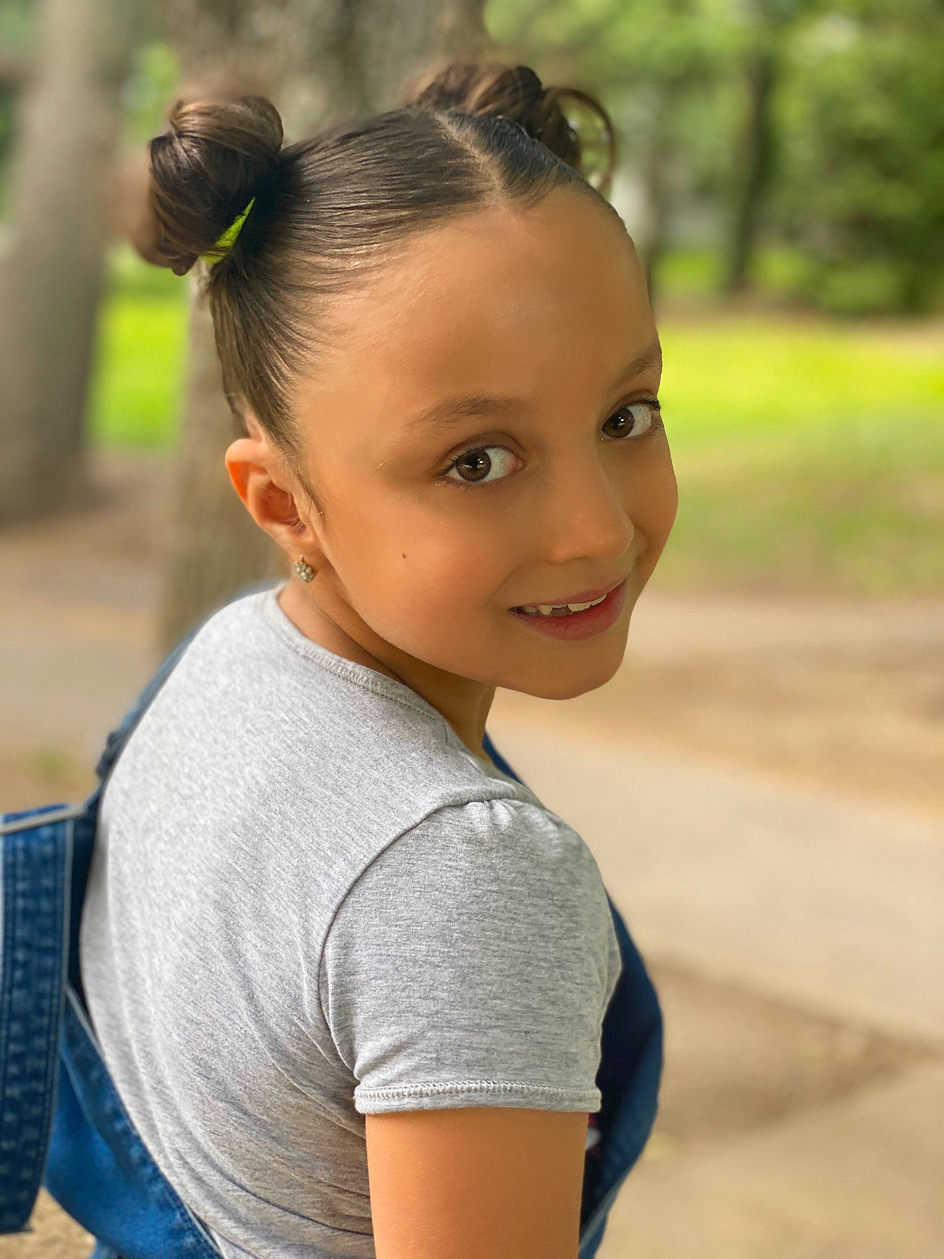 Issra participe au concours pour gagner de l'argent avec cette photo : beauty, blond, brown_hair, child, child_model, ear, eyebrow, hair, hairstyle, joy, lip, long_hair, person, photography, ponytail, smile